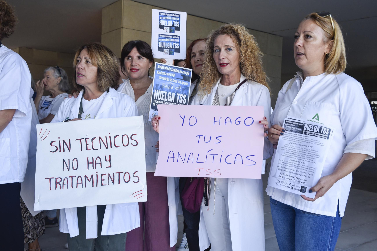 Las fotos de la concentración de los Técnicos Superiores Sanitarios en el Hospital de La Línea