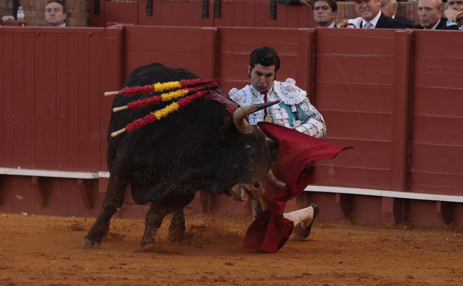Las imágenes de los toros en Sevilla con Morante de la Puebla, José María Manzanares y Talavante