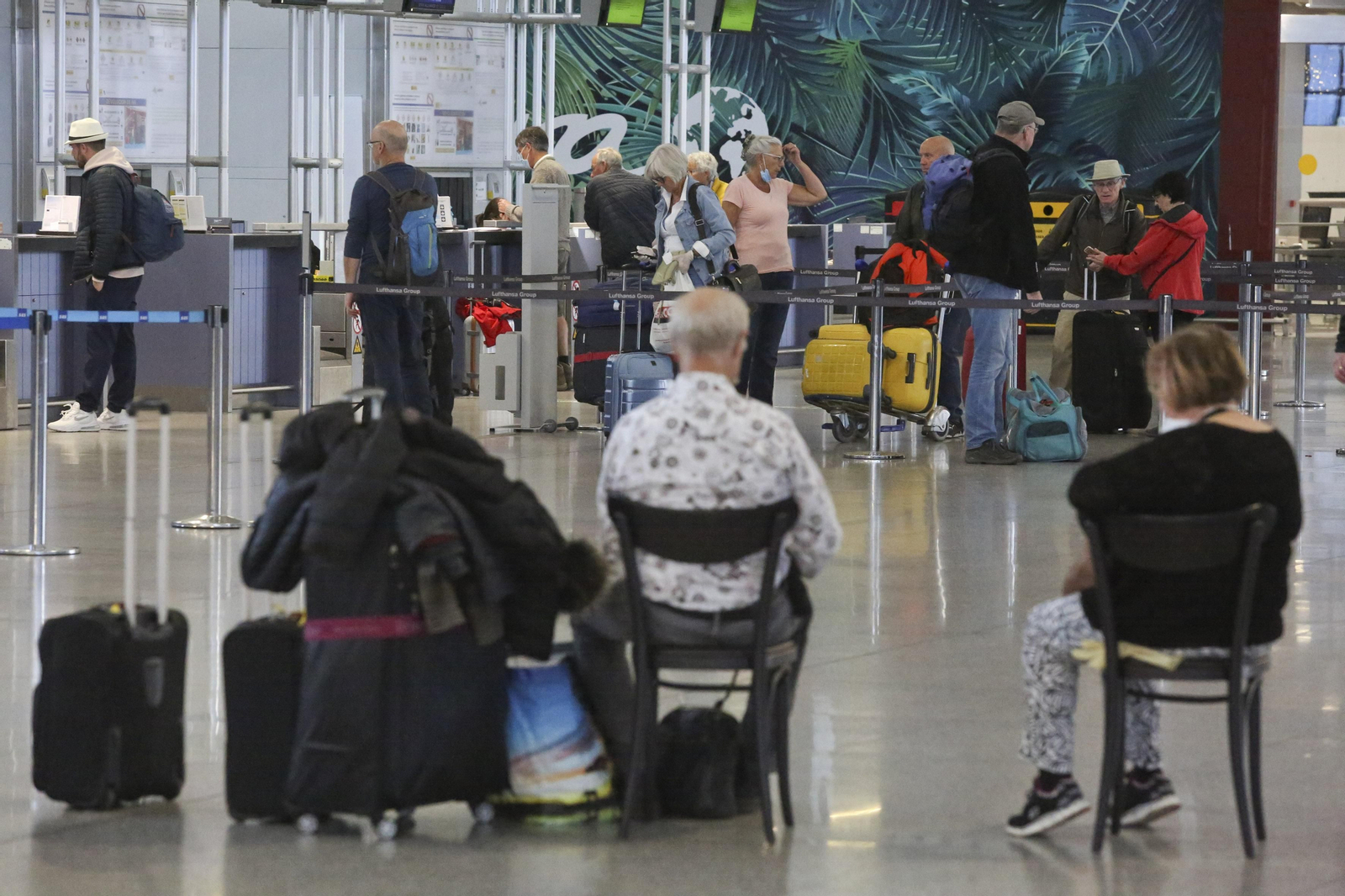 La cuarentena del coronavirus no frena el tráfico de pasajeros en el aeropuerto de Málaga, en fotos