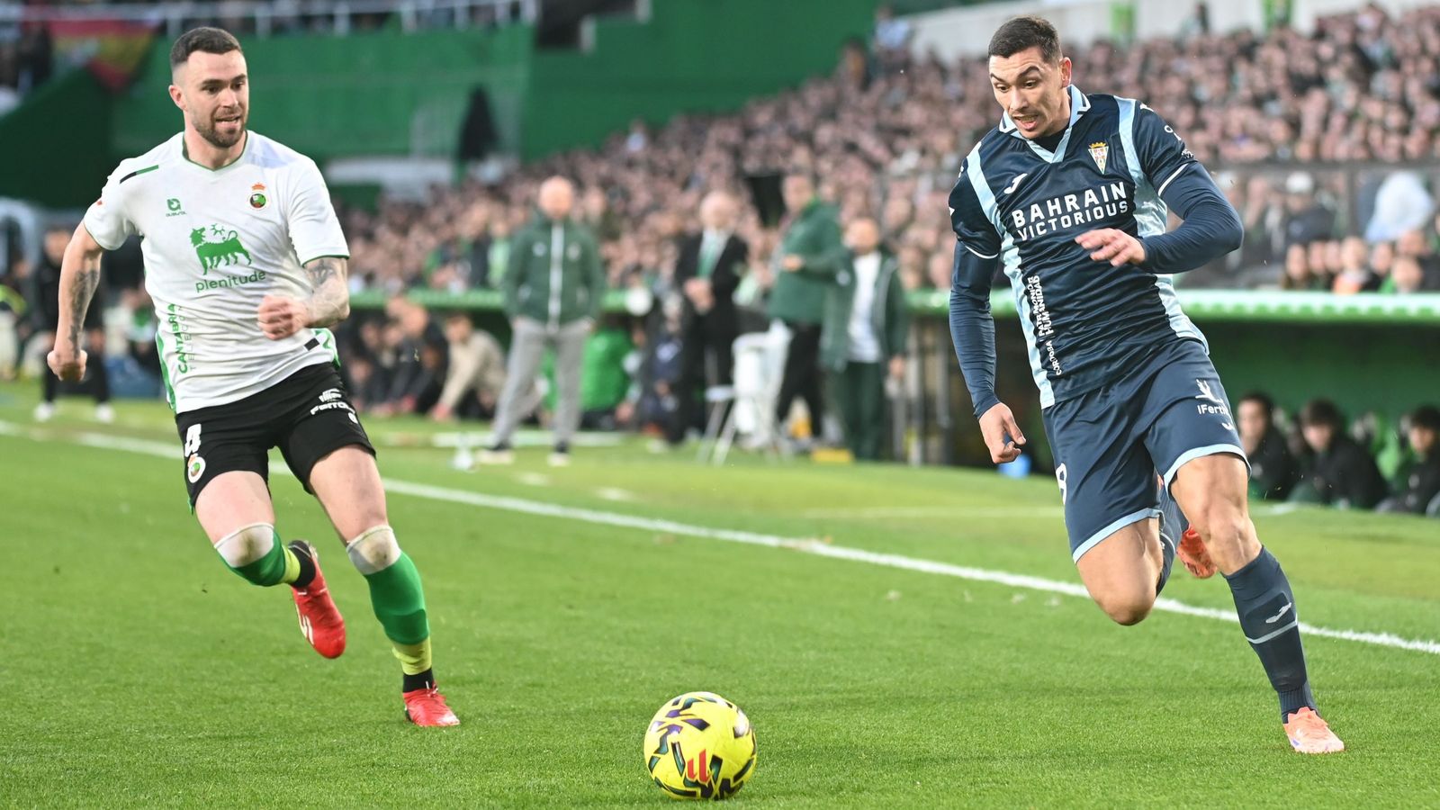 Adri Fuentes se mide en carrera con Manu Hernando en el Racing de Santander-Córdoba CF.