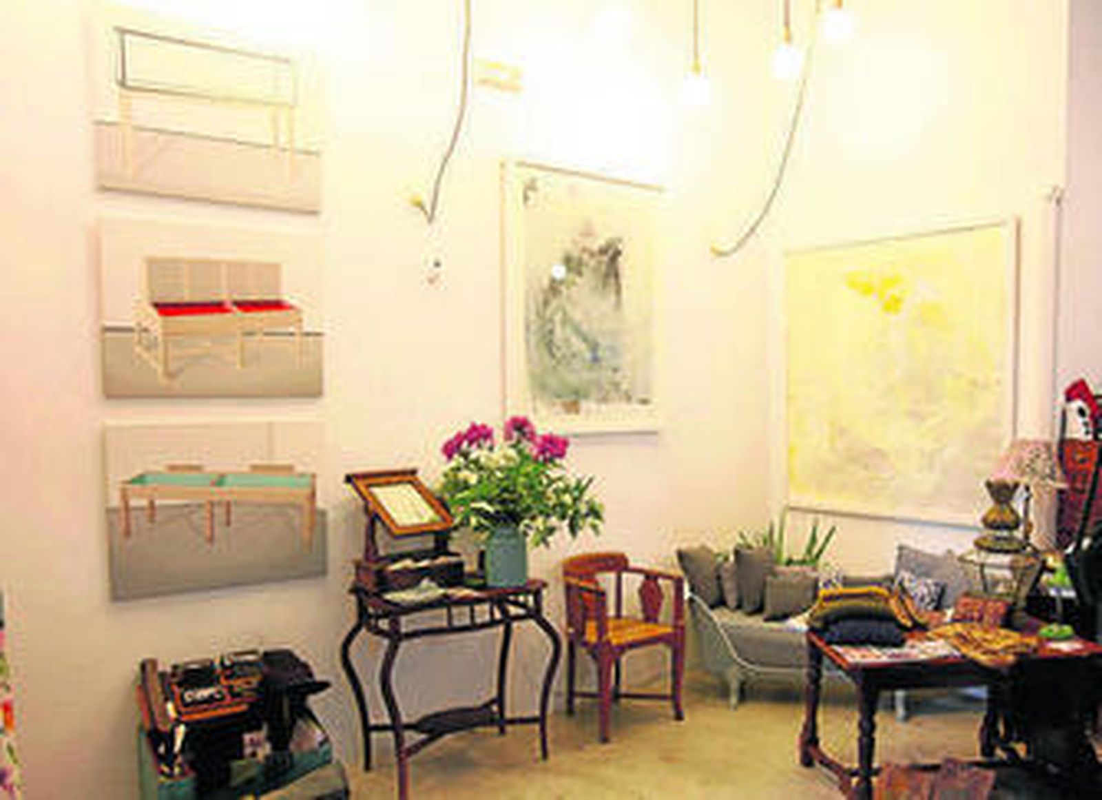 1. El arte convive con la moda y la decoración en el espacio. 2. Rafa García Forcada en la tienda del centro. 3 y 4. Detalles de la tienda.