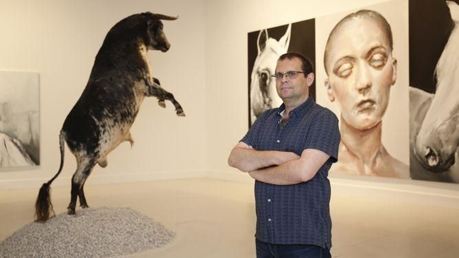 Santiago Ydáñez, ante su obra.