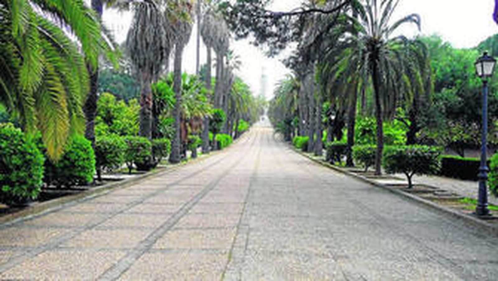 El Paseo de los Descubridores, con la columnas del IV Centenario al fondo.