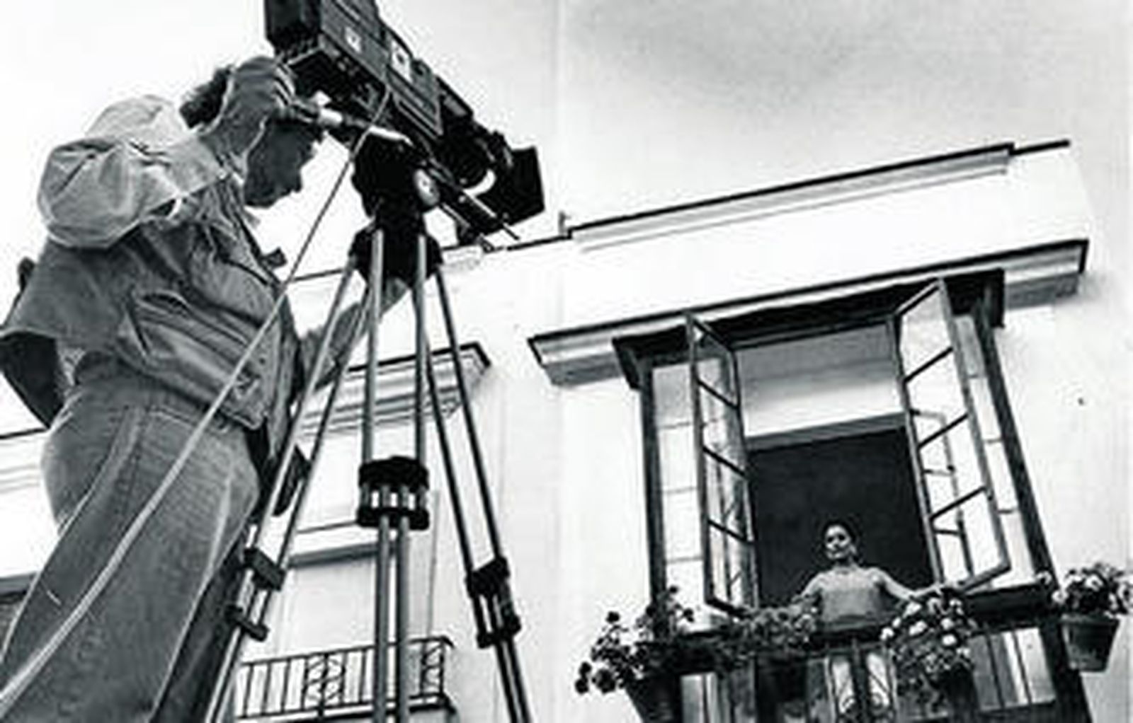 Una imagen de archivo de Lola Flores abriendo las puertas de su casa en el número 45 de la calle Sol.