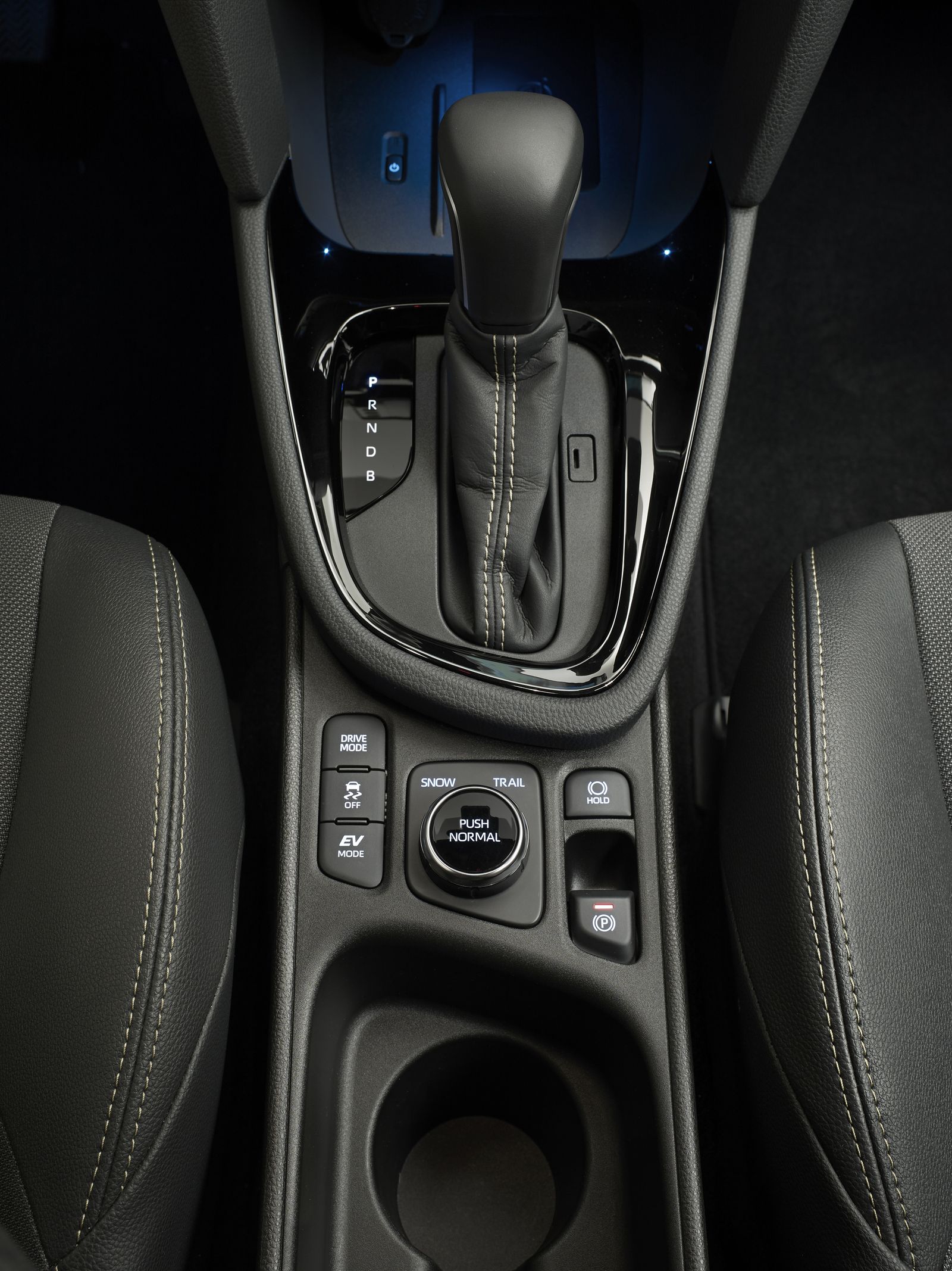 Las versiones de tracción total incorporan un mando giratorio para elegir entre dos posiciones específicas para circular en baja adherencia.
