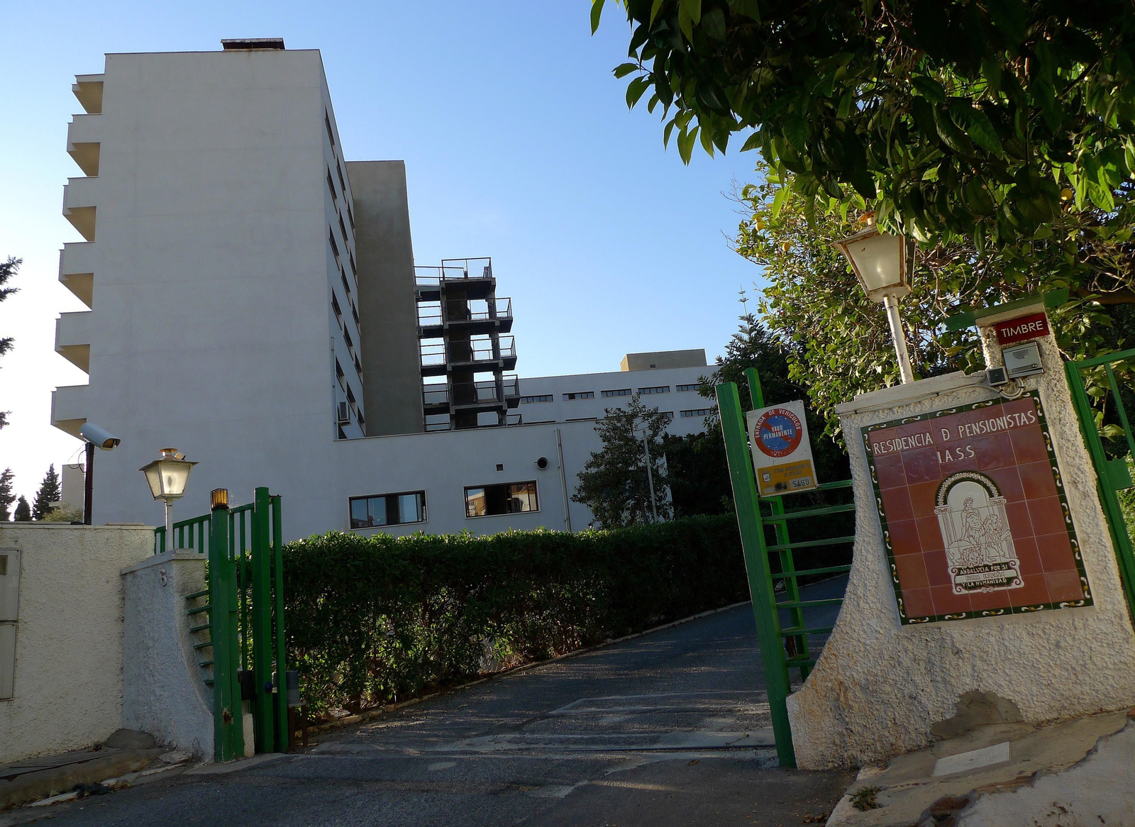 Entrada a la residencia de El Palo.