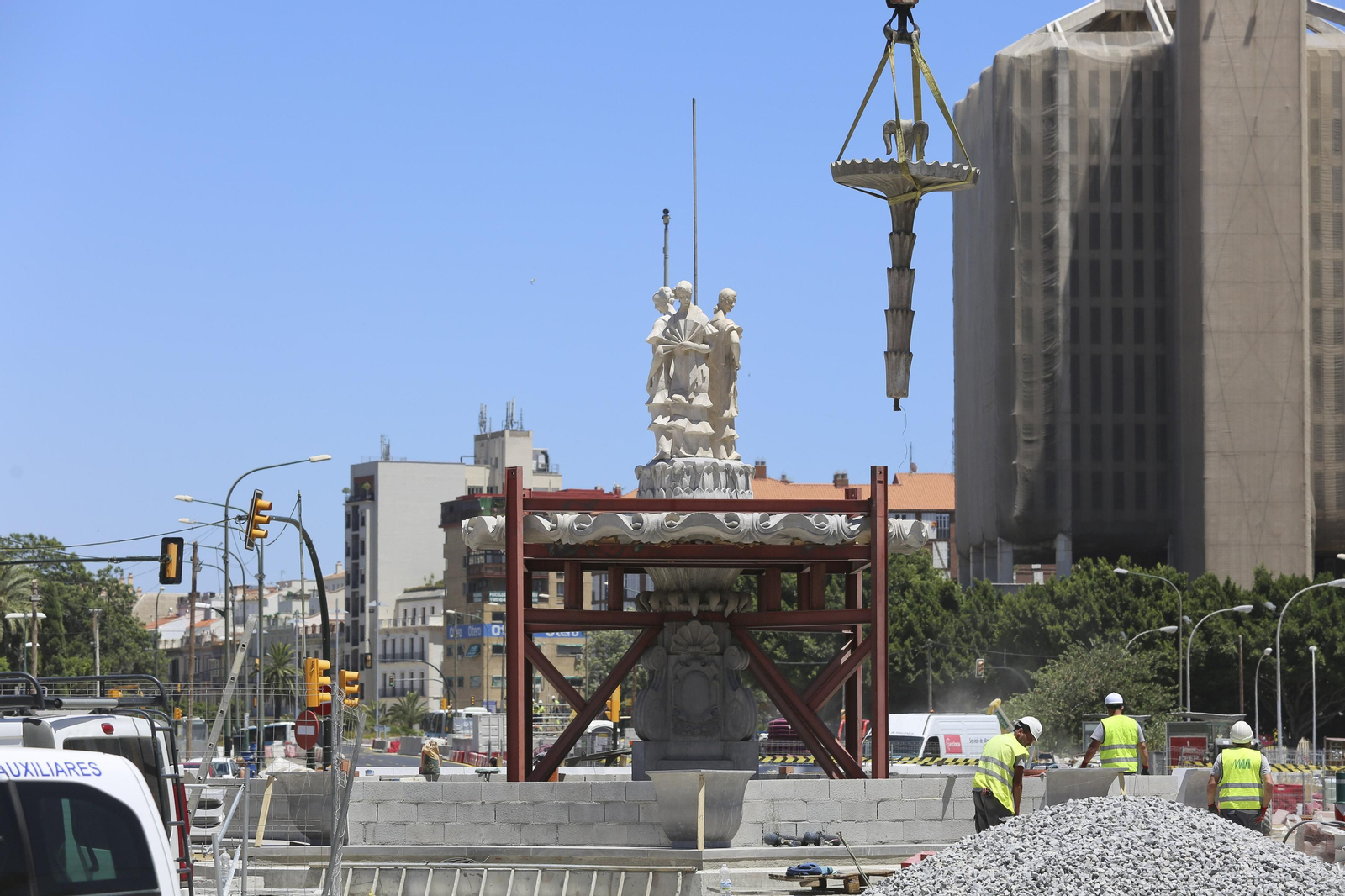 Fotos de la fuente de las Tres Gitanillas, que ya luce en la Avenida de Andalucía de Málaga