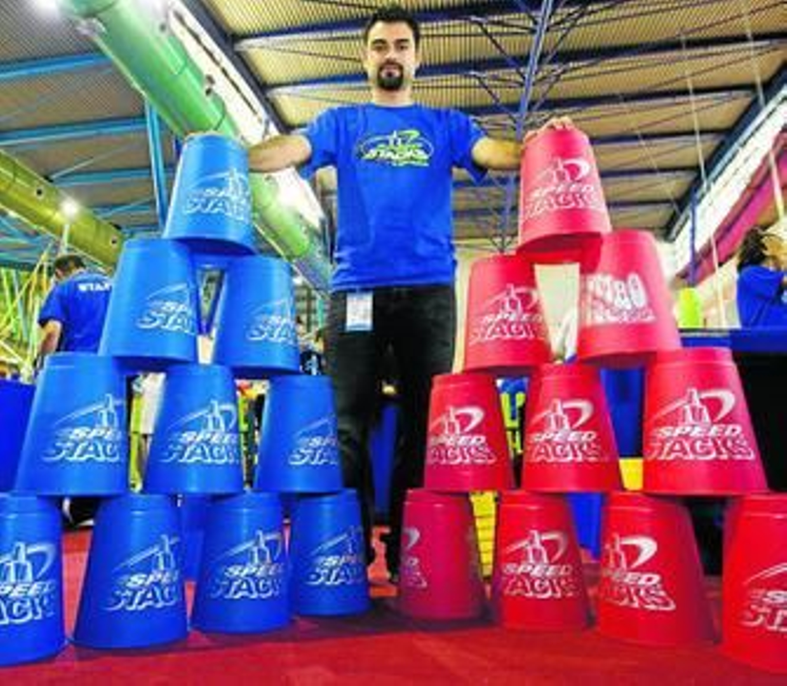 Pirámides de vasos, un deporte nuevo