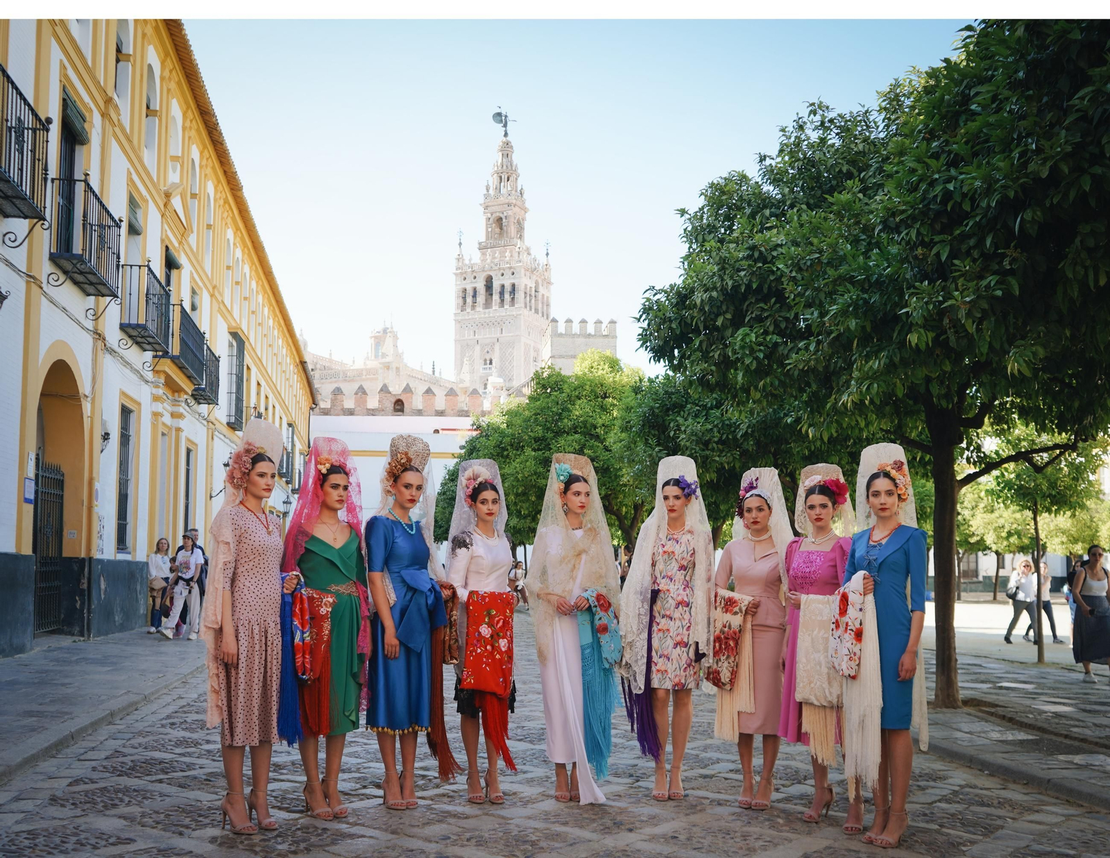 El Álcazar de Sevilla se llena de mujeres vestidas de mantilla, todas las fotos
