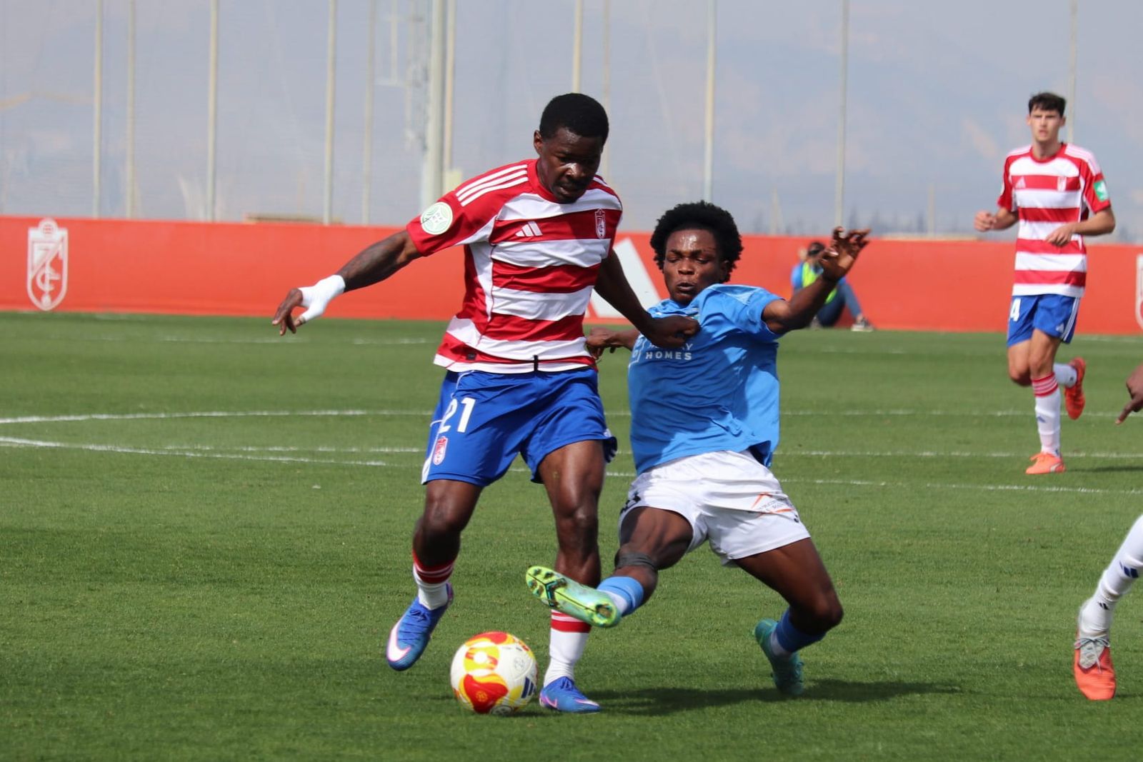 Gael Joel marchándose de un zaguero del Alhaurino.