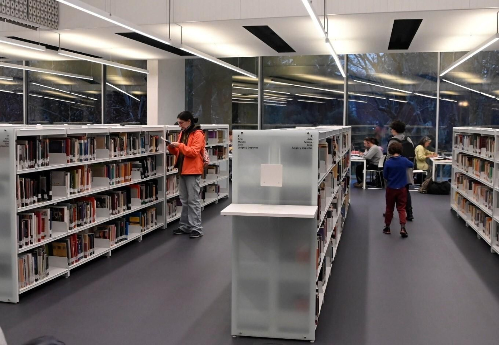 El primer día de apertura de la Biblioteca Grupo Cántico de Córdoba, en imágenes