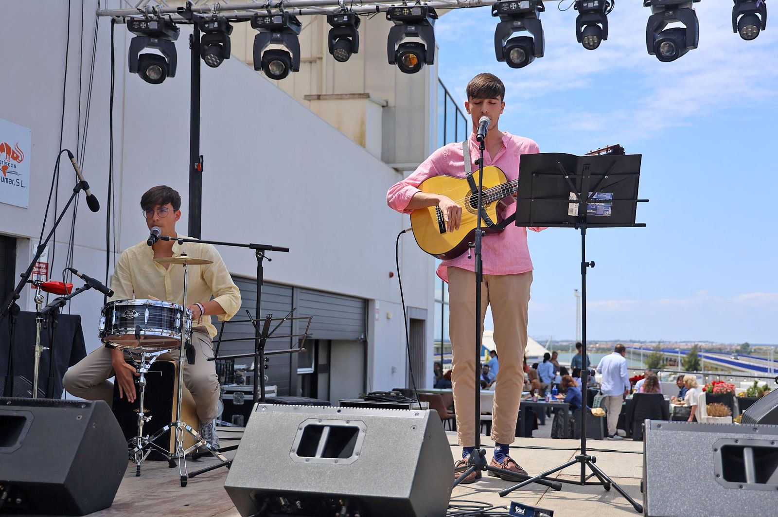 Imágenes del ambiente en la Feria de la Gamba y el Marisco de Huelva