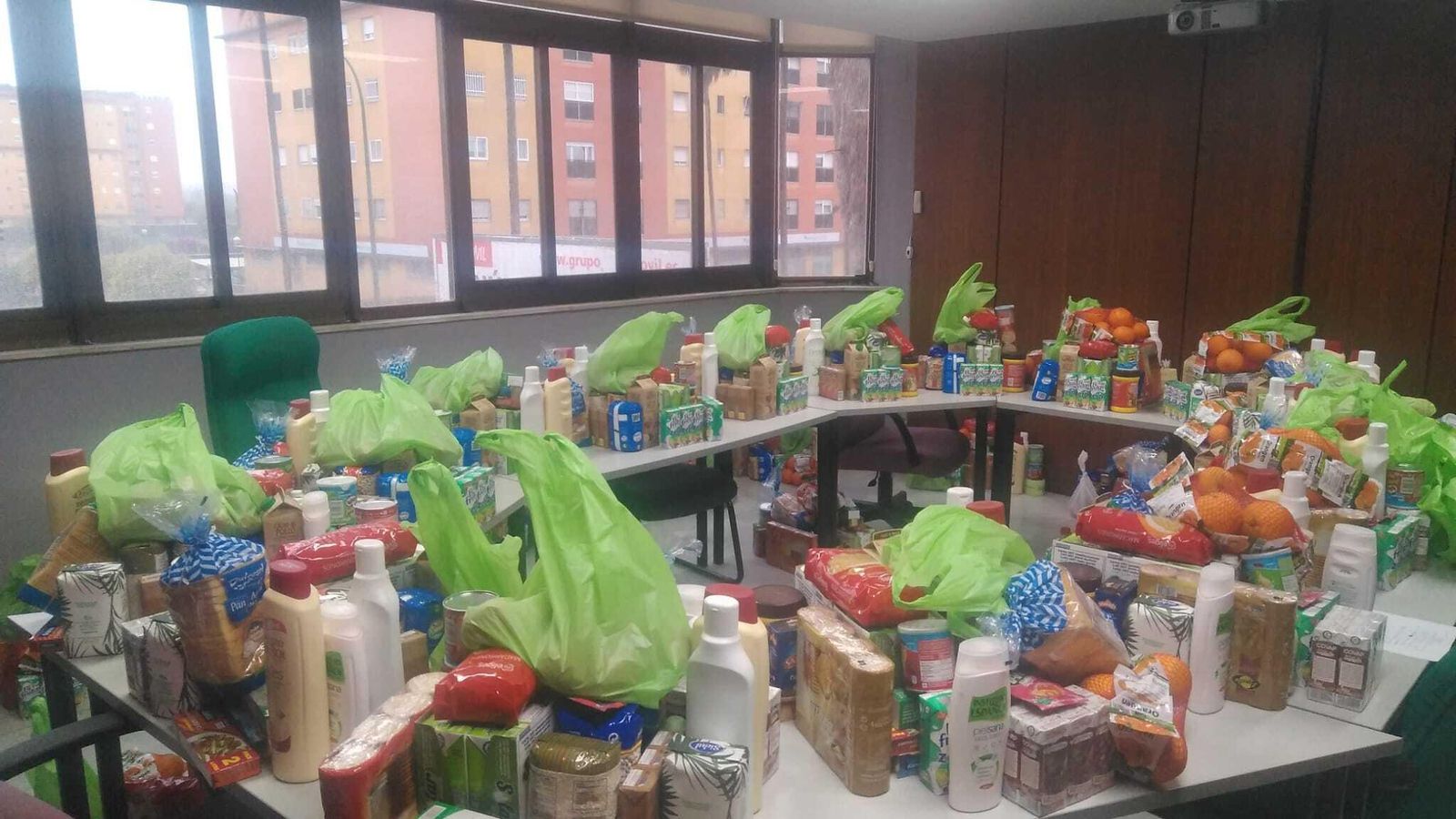 Alimentos y productos de higiene para ser repartidos entre las familias del IES Domínguez Ortiz.