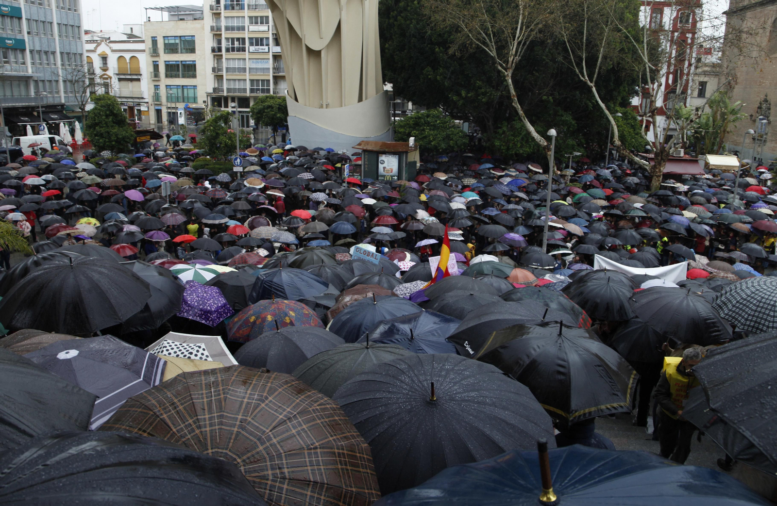 Las imágenes de la manifestación por las pensiones públicas en Sevilla