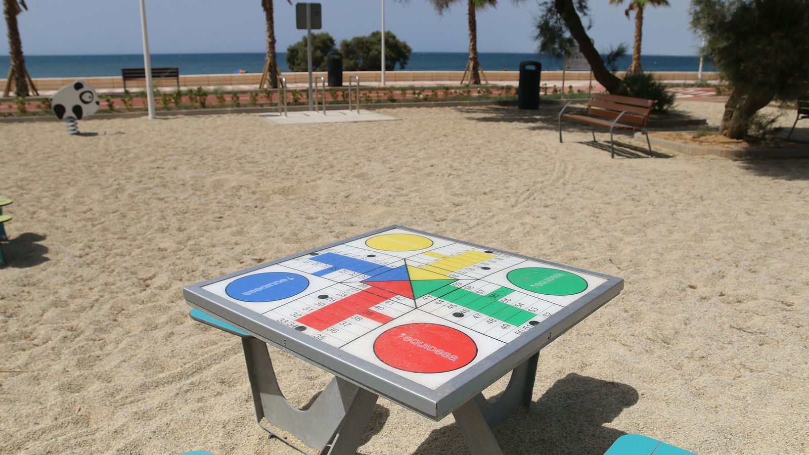 Un parchís playero, entre los juegos instalados