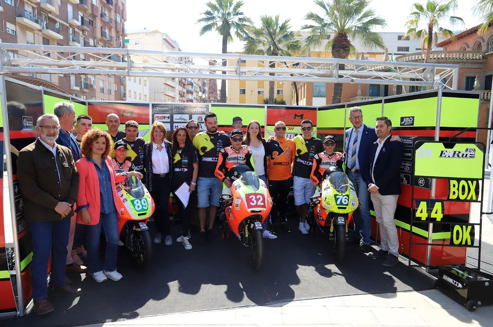 Autoridades e integrantes del equipo posan durante el acto. Autoridades e integrantes del equipo posan durante el acto.