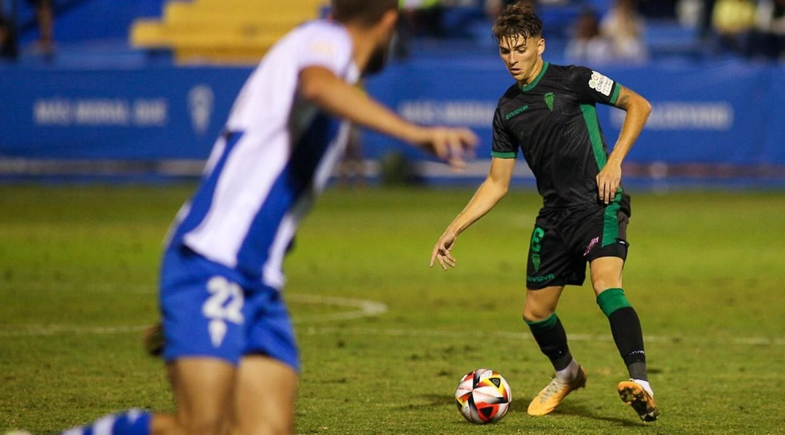 Álex Sala pasa el balón en un momento del partido del Córdoba CF ante el Alcoyano.