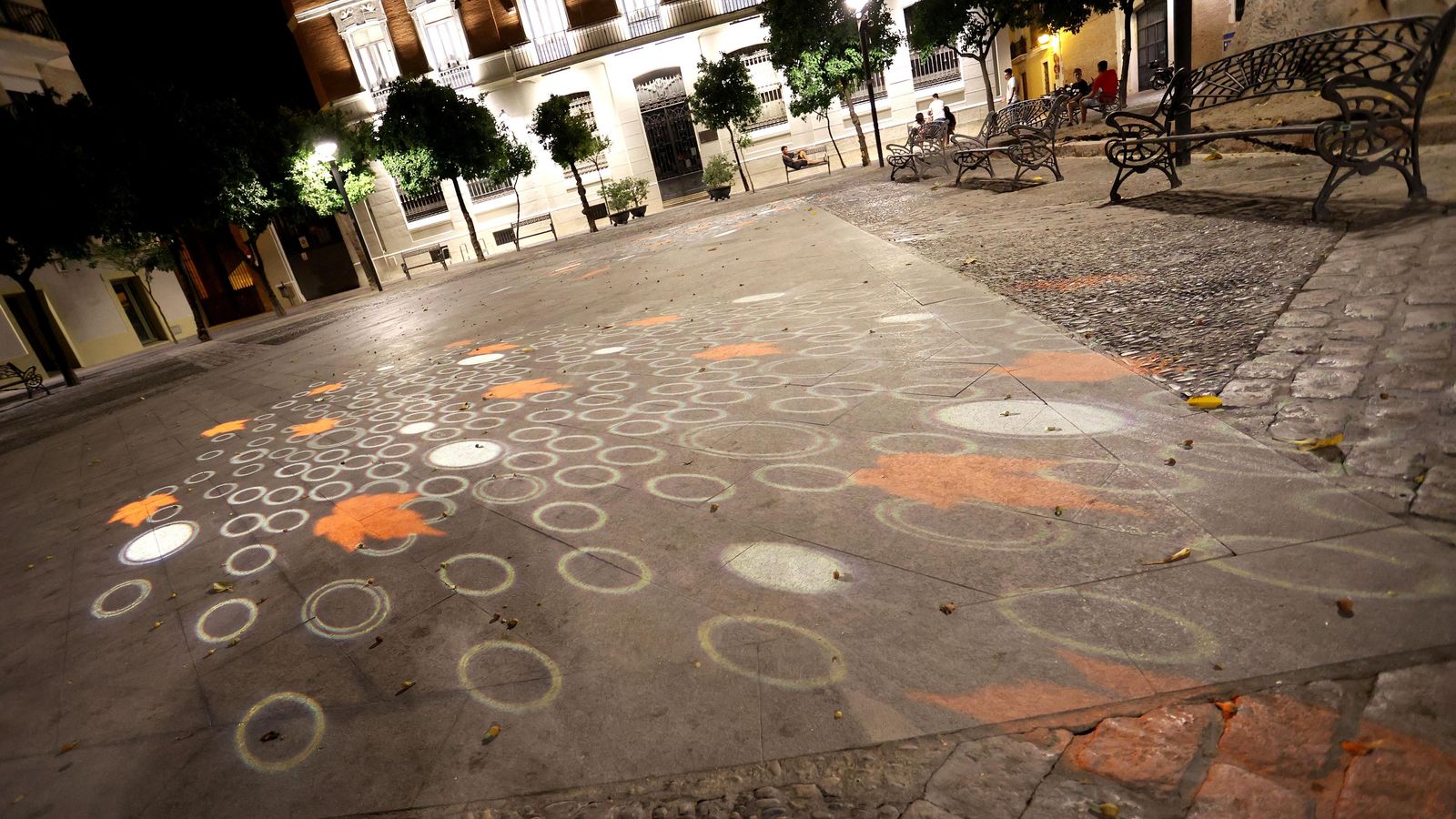 Proyección de luces en el suelo de la Alameda del Banco.