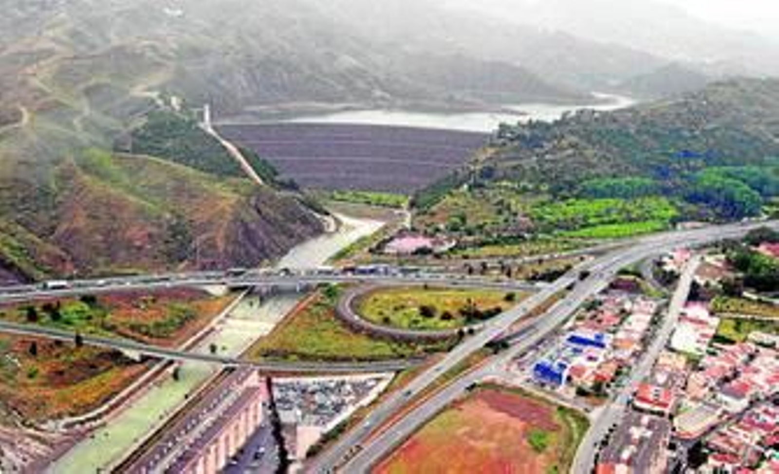 Vista área de la presa del Limonero y de la parte alta del cauce del río Guadalmedina.