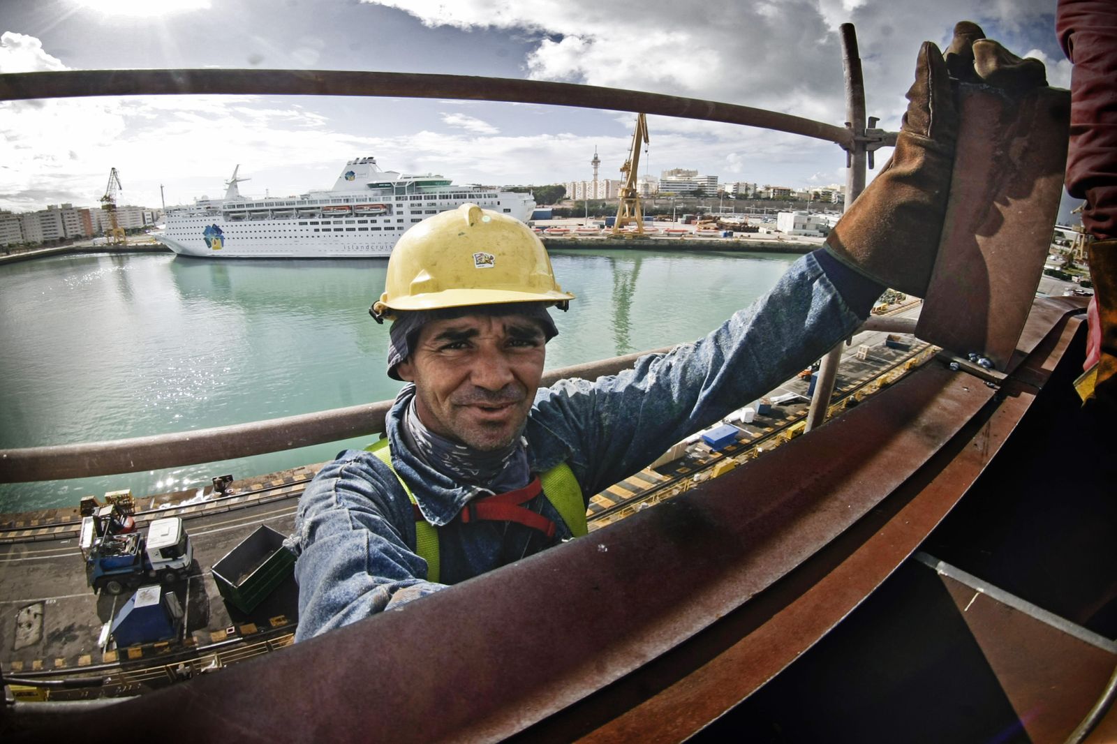 Un operario de Navantia trabaja en uno de los barcos.
