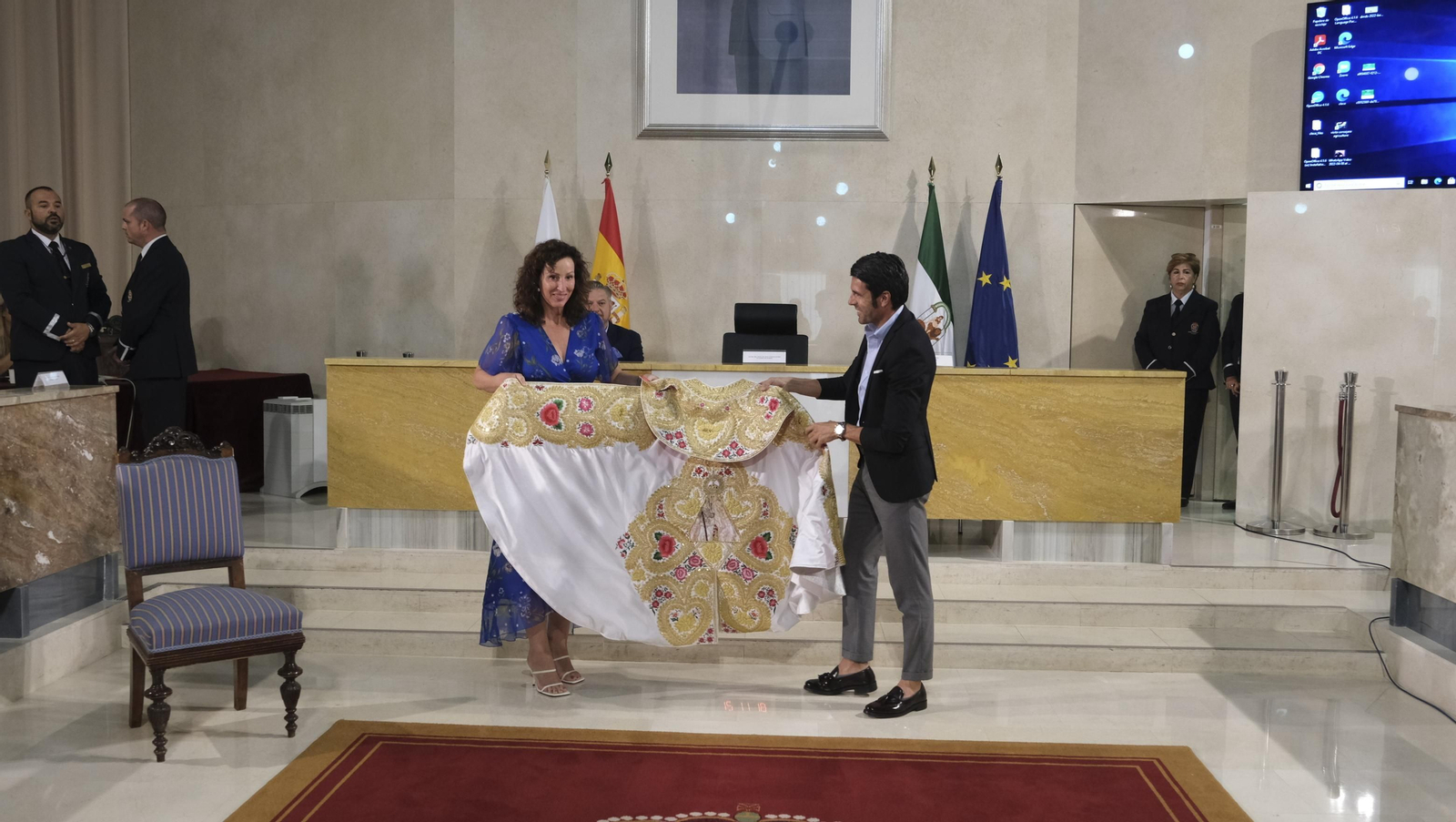 Imágenes de la entrega del capote de paseo de la feria taurina 2021 en honor a la Virgen del Mar, al torero Emilio de Justo