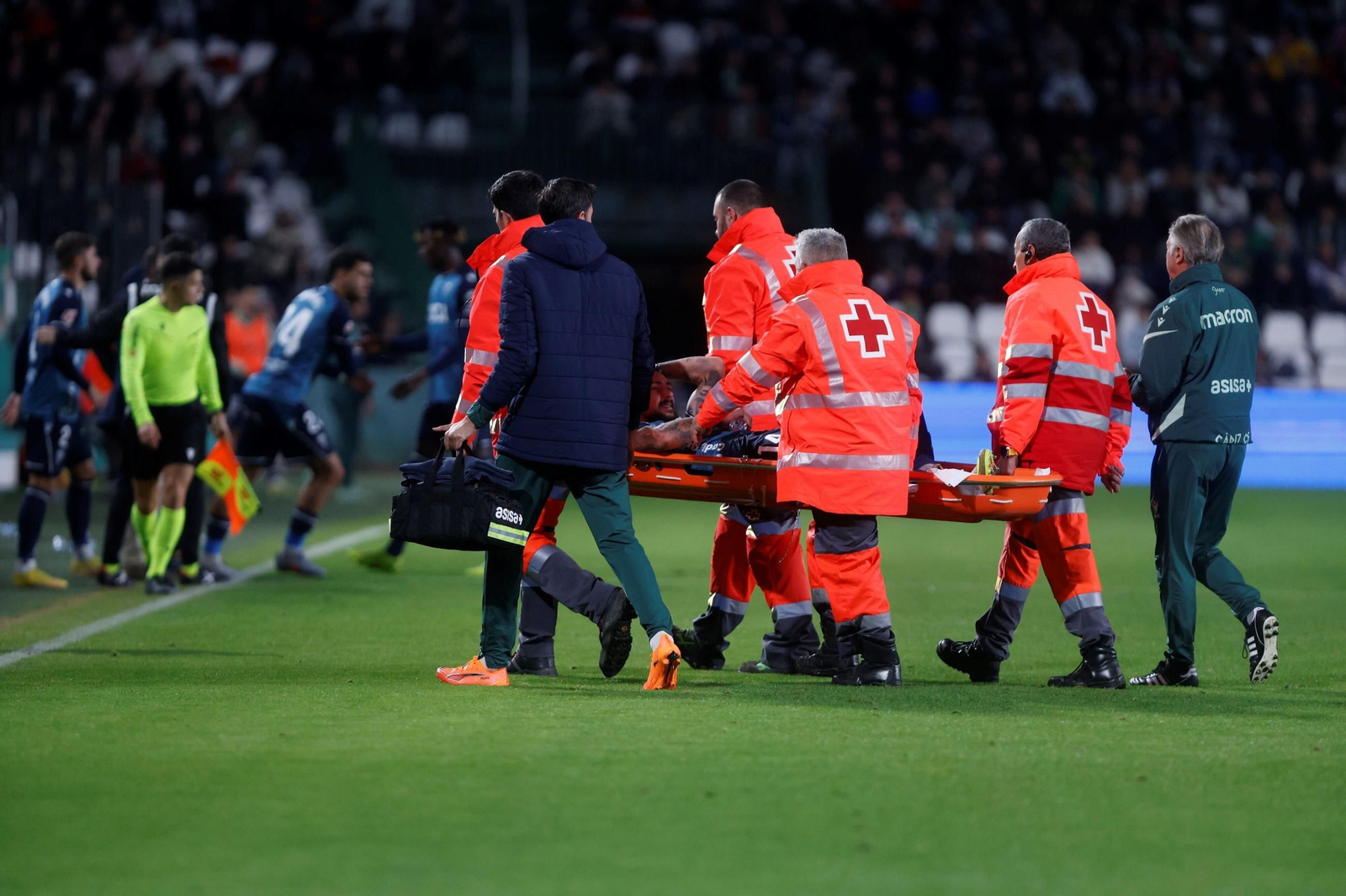 Kovacevic es retirado en camilla.