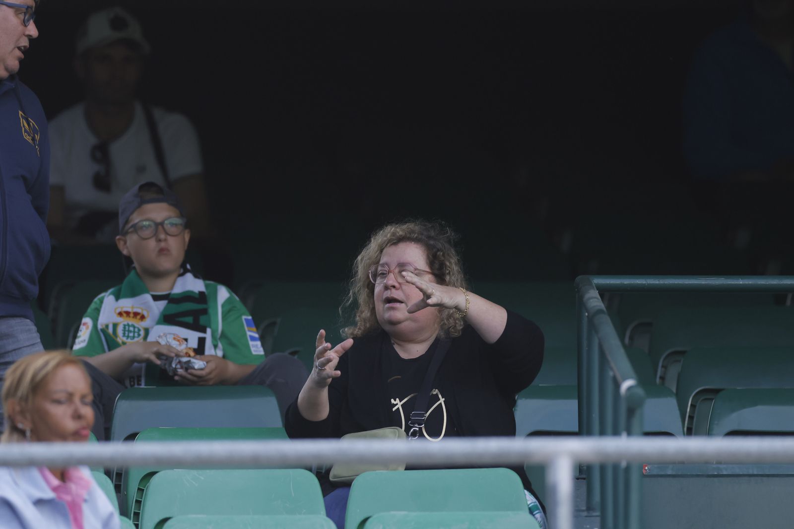 Búscate en las fotos del Betis-Manchester