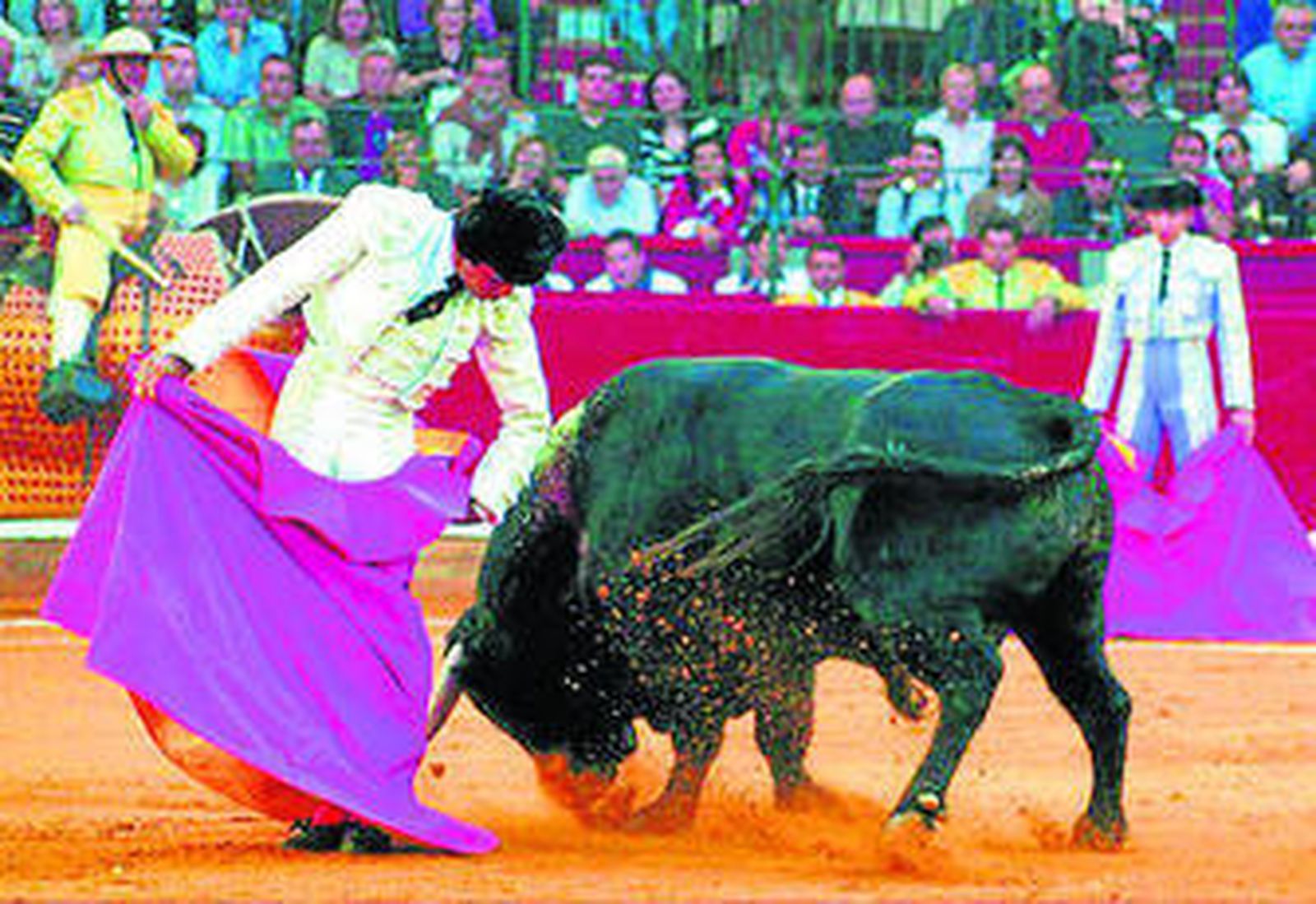 El diestro Salvador Vega toreando por chicuelinas en la plaza de Zaragoza en el año 2008.