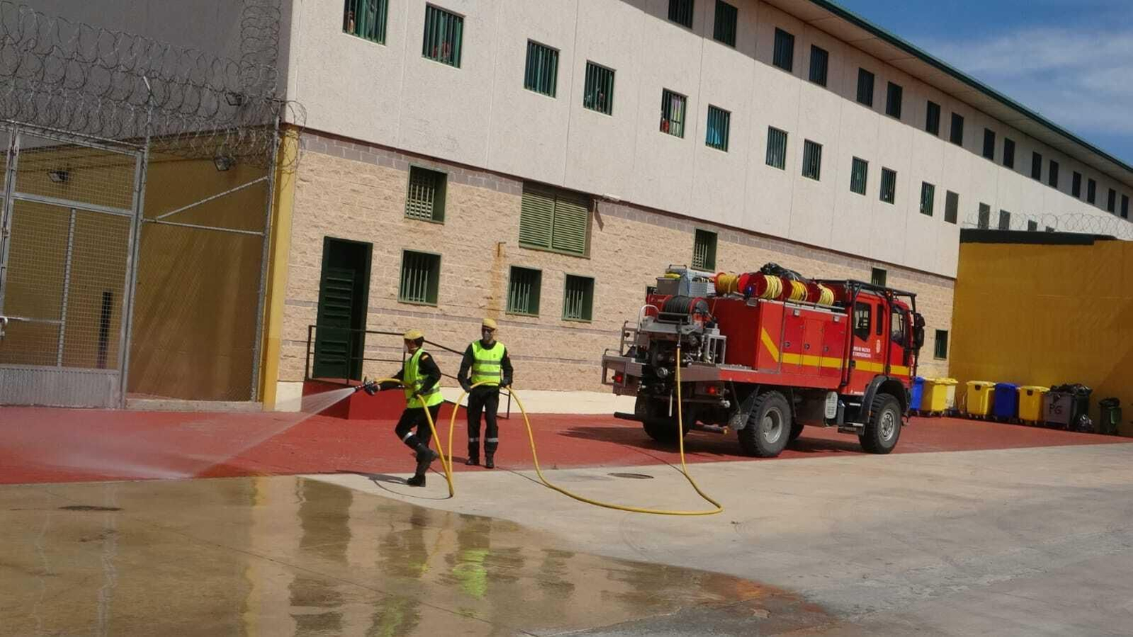 La desinfección de la UME en la cárcel: todas las imágenes