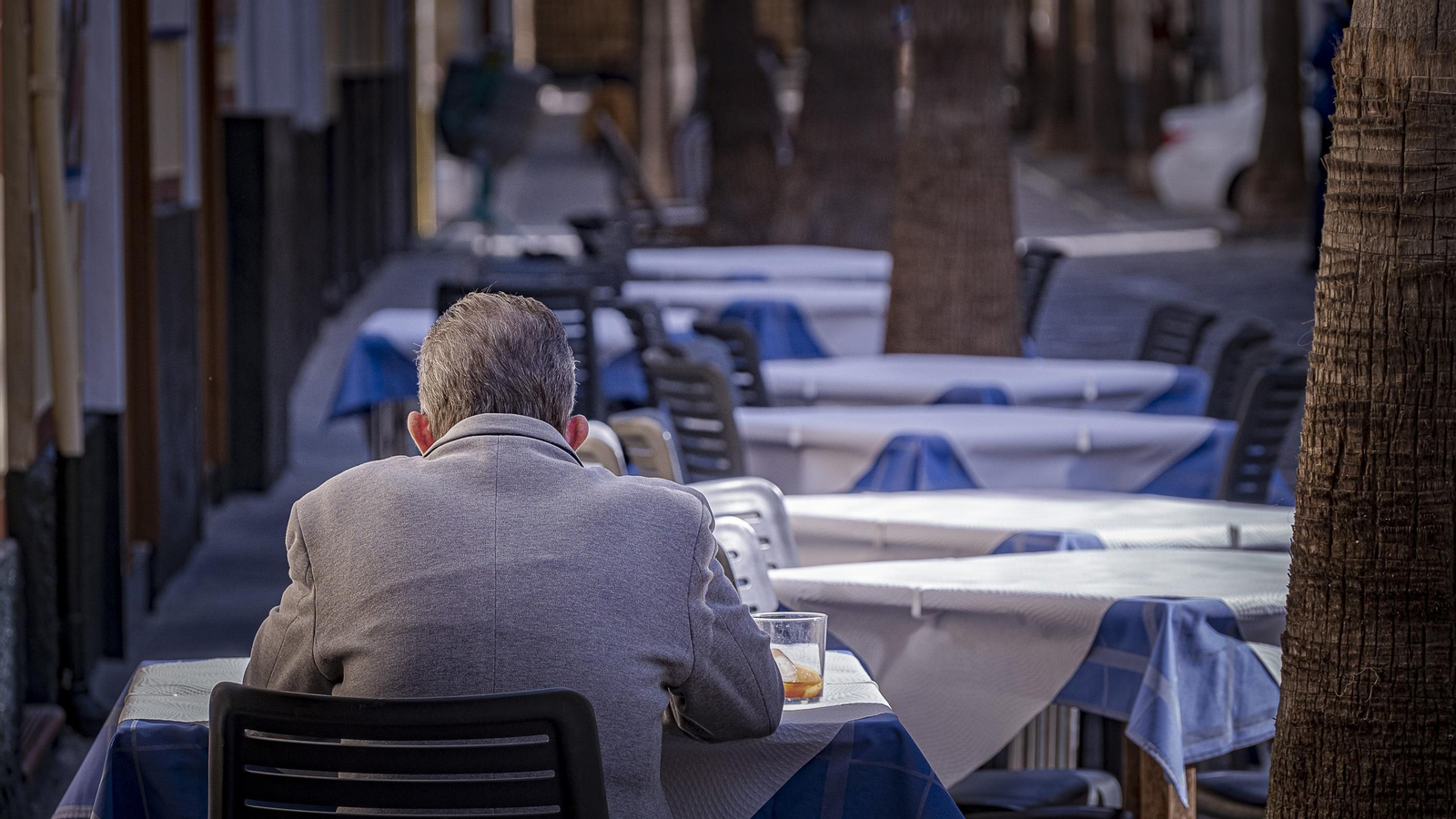 Un usuario de una de la terrazas en La Palma.