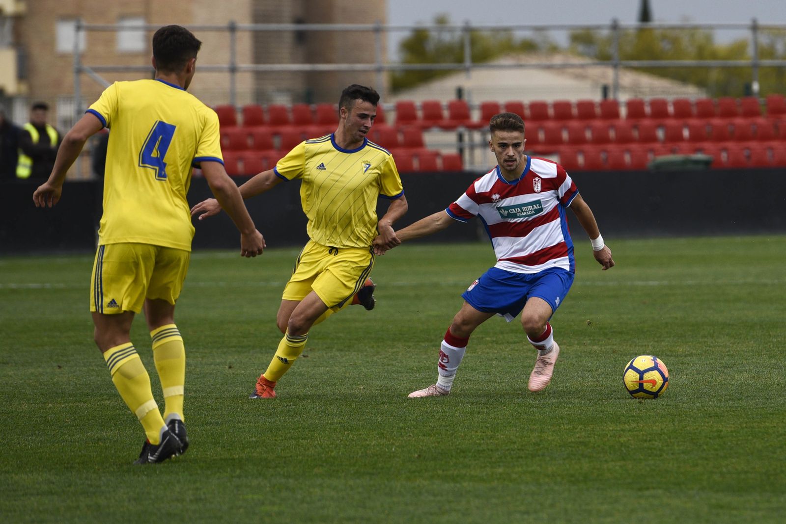 El Granada juvenil de Rubén Torrecilla busca en tierras almerienses tres nuevos puntos.