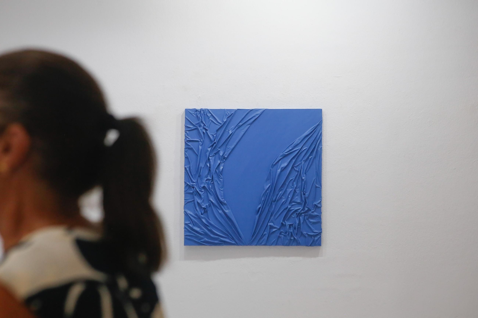 Las fotos de la exposición El mundo de Ara de Feli Muñoz en la sala Cajasur de Algeciras