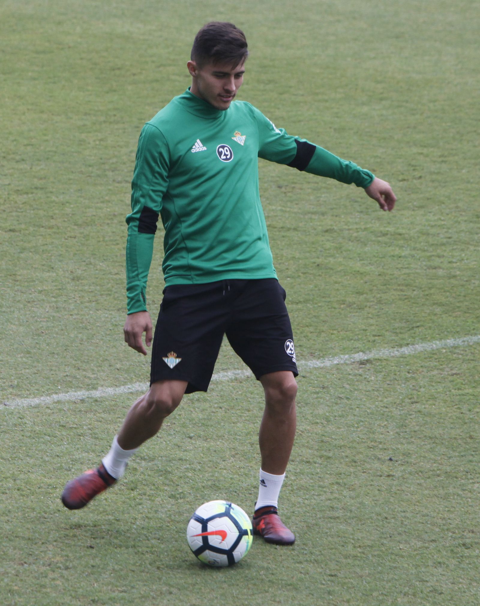 El colombiano Narváez golpea el balón en un entrenamiento.
