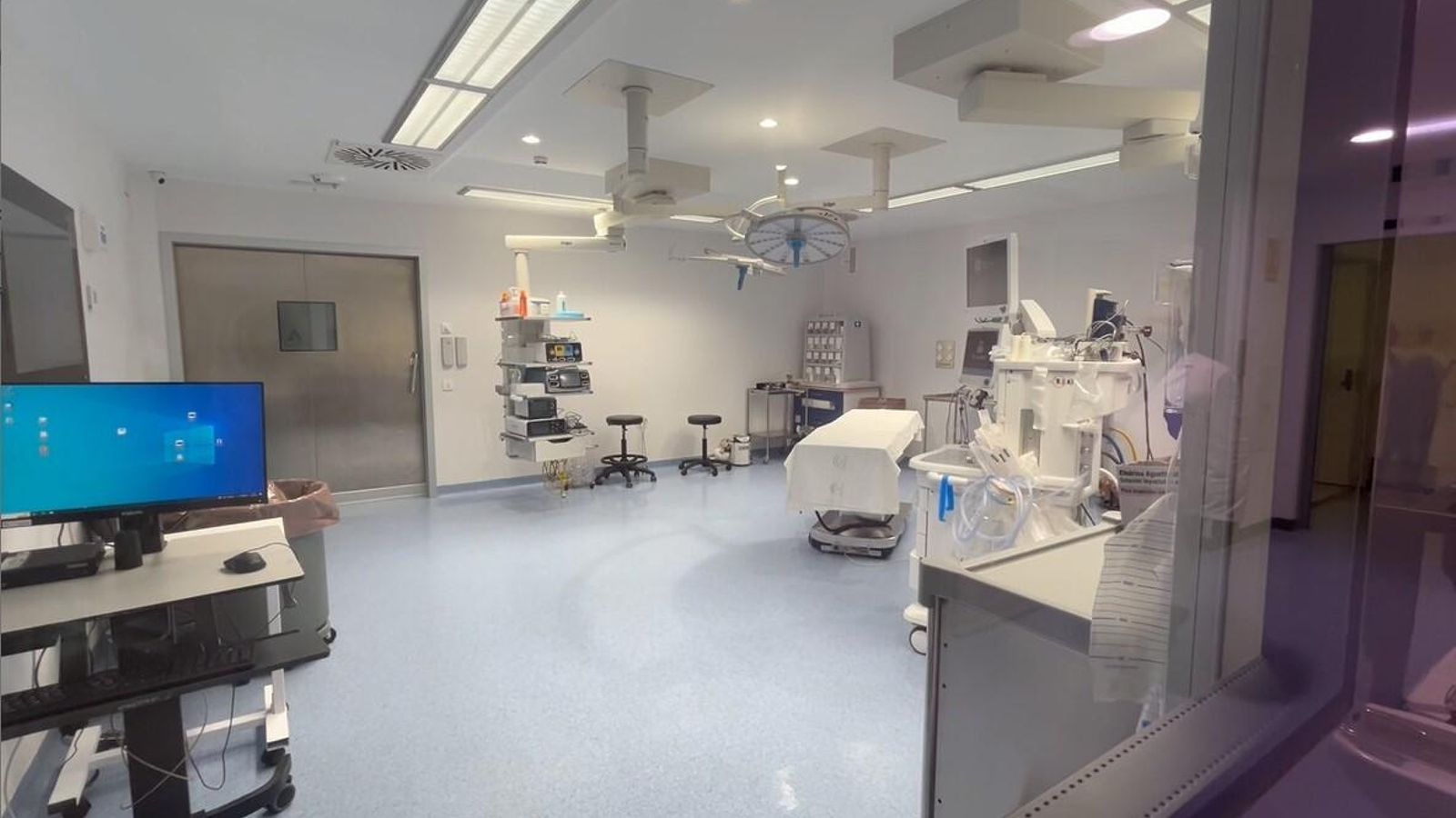 Uno de los nuevos quirófanos que inauguró la consejera de Salud durante su breve visita al Hospital Universitario Torrecárdenas, la misma en la que además inauguró la Nueva Unidad del Dolor.