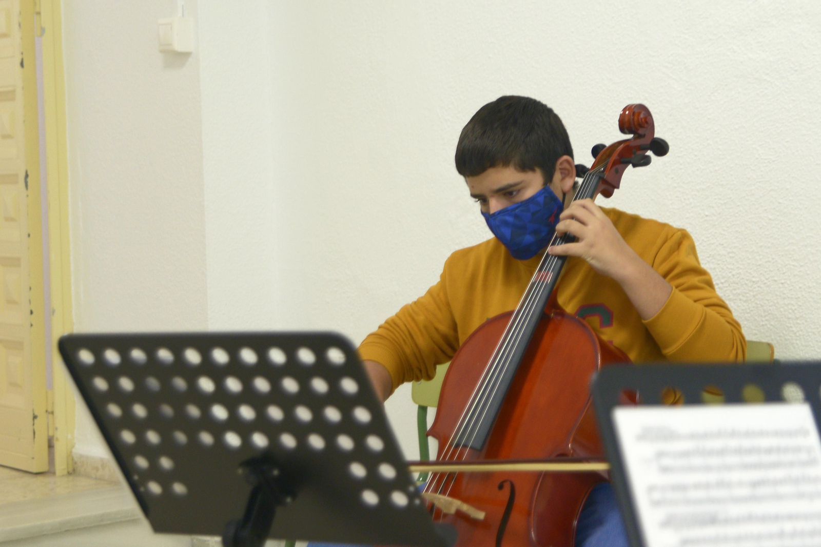 Fotos de la escuela de música de Barrio Vivo en la barriada de La Piñera
