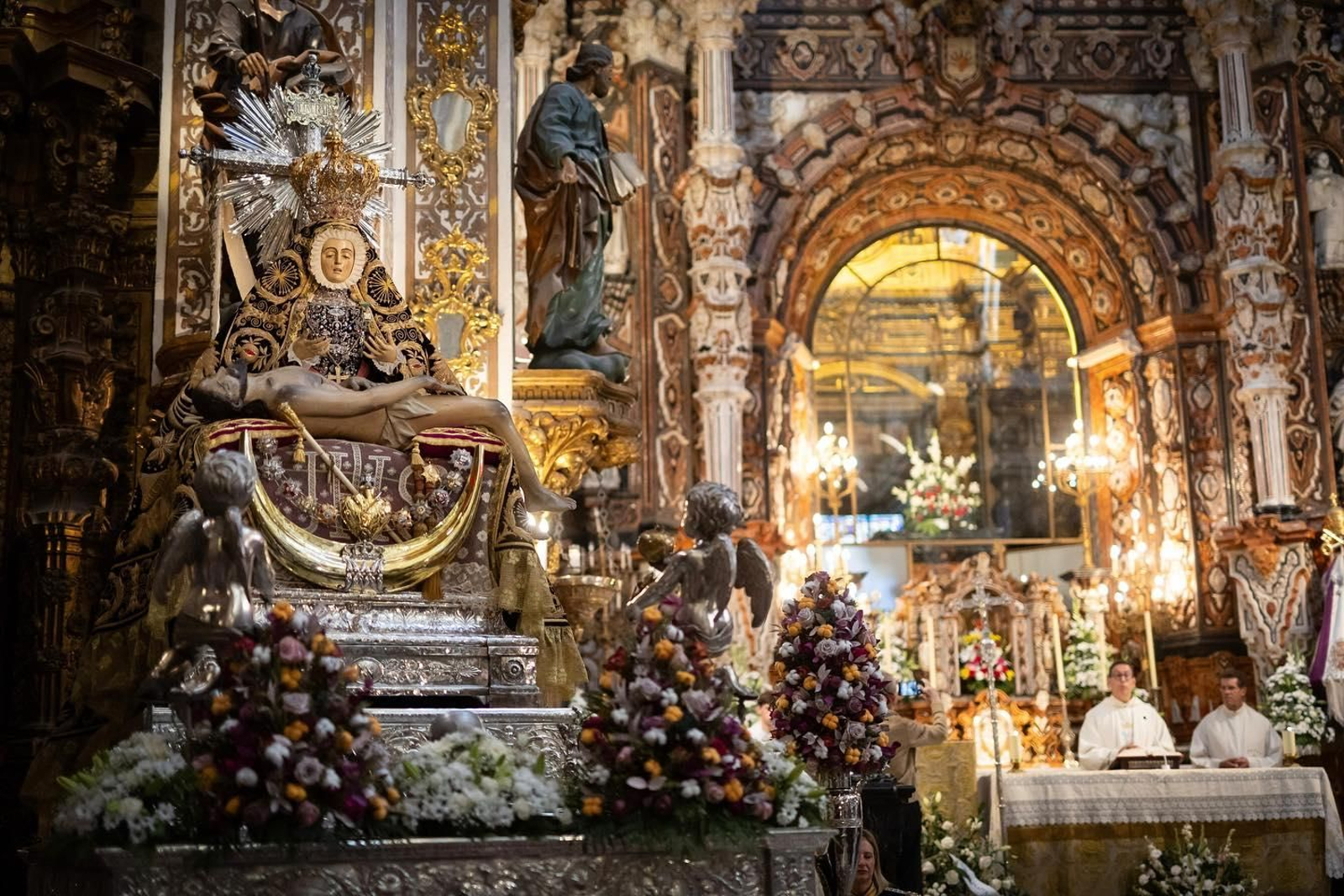 Visita del Excmo. Ayuntamiento de Granada a la Basílica Patronal, Septiembre 2025.jpg