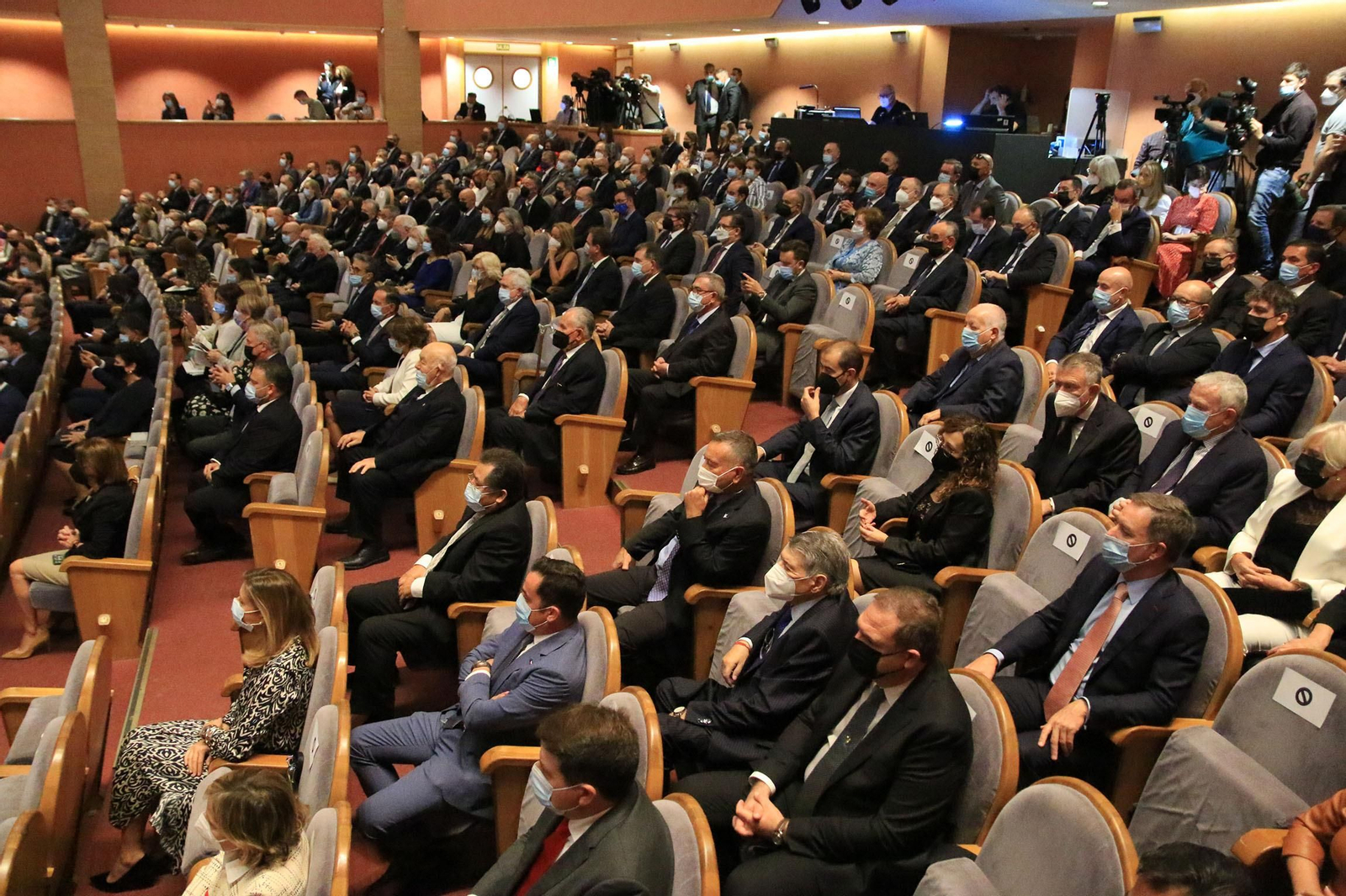 Fotogalería 'El Rey entrega el premio Reino de España a la Trayectora Empresarial a Paco Cosentino'
