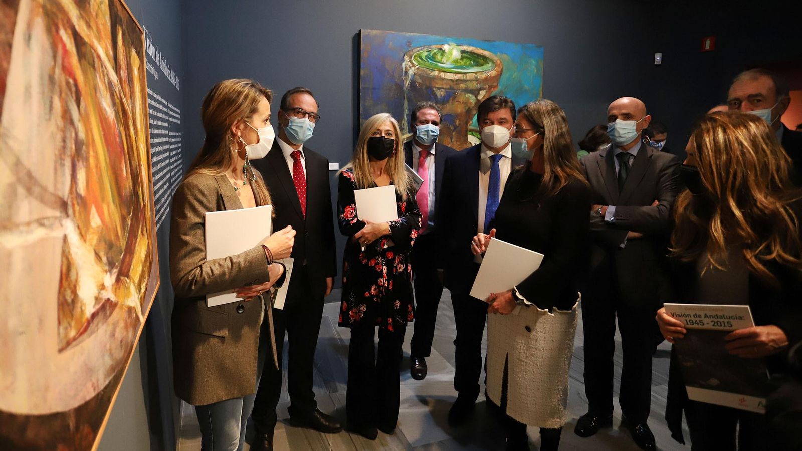 La directora del Museo de Huelva junto con las autoridades en la apertura de la exposición de Cepsa.