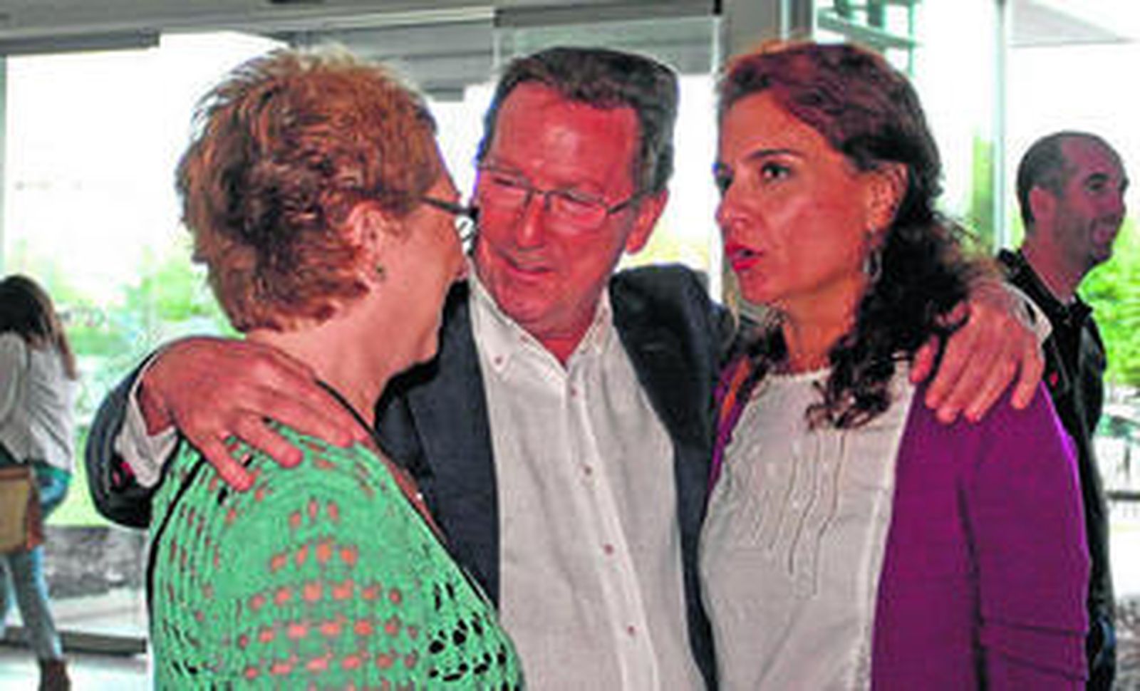 Carmen Martínez Aguayo y María Jesús Montero, ex consejera y consejera de Hacienda, conversan en presencia de Emilio de Llera, consejero de Justicia.