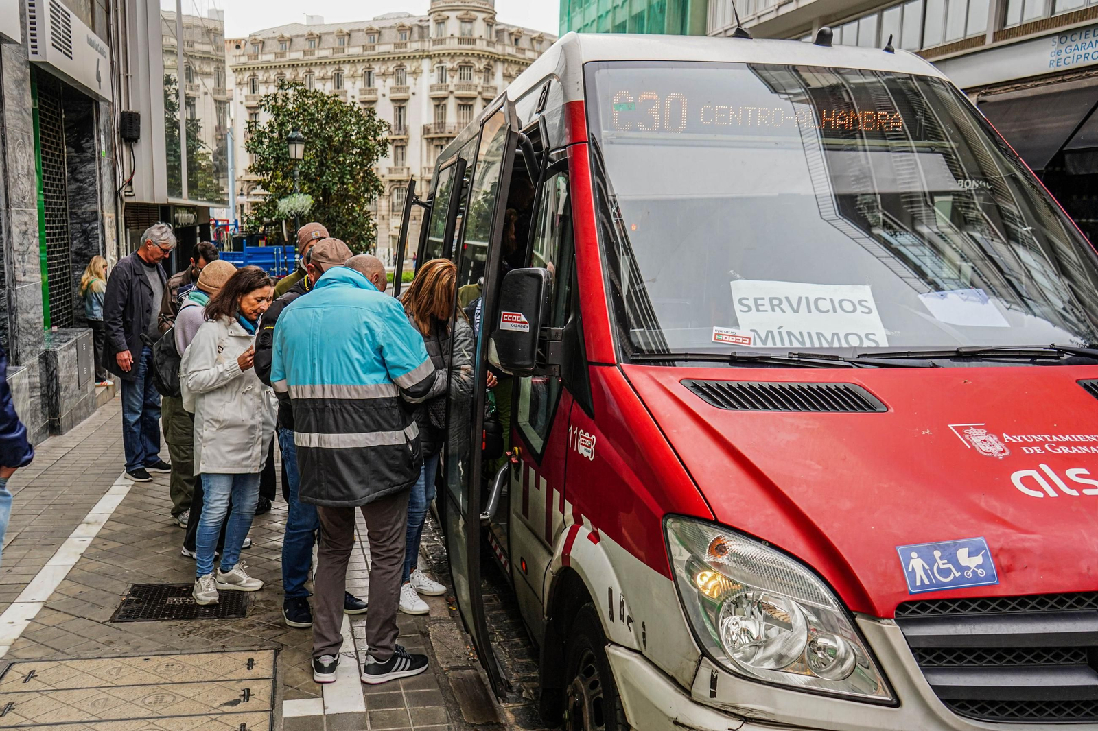 Un microbús de Granada en servicios mínimos durante la huelga