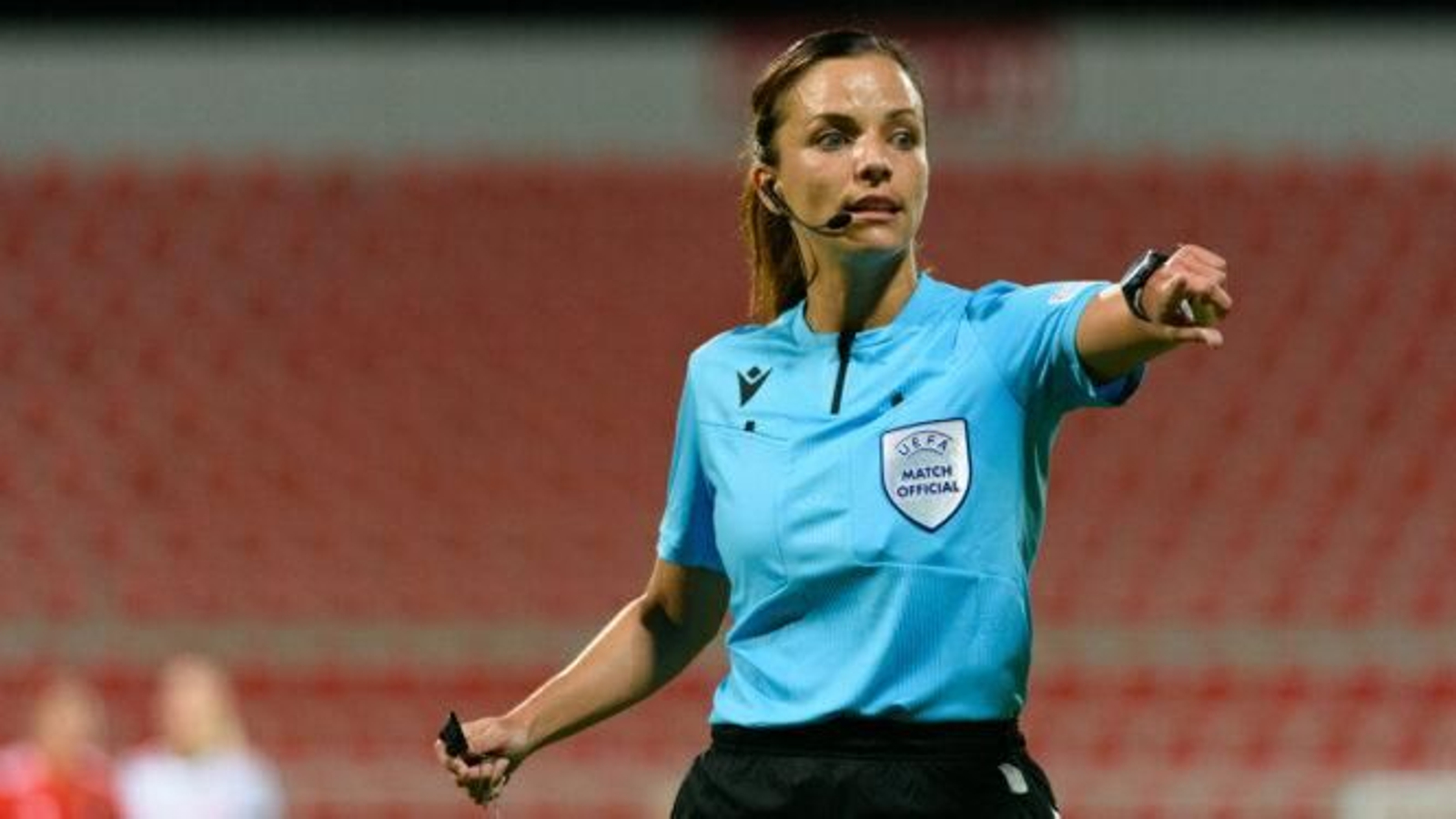 La colegiada Marta Huerta de Aza da órdenes durante un partido.