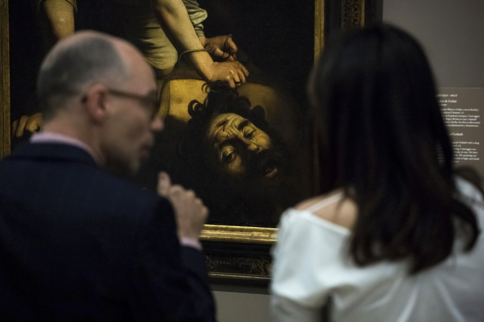 Ante el cuadro 'David vencedor de Goliat', de Caravaggio, incluido en este recorrido expositivo.