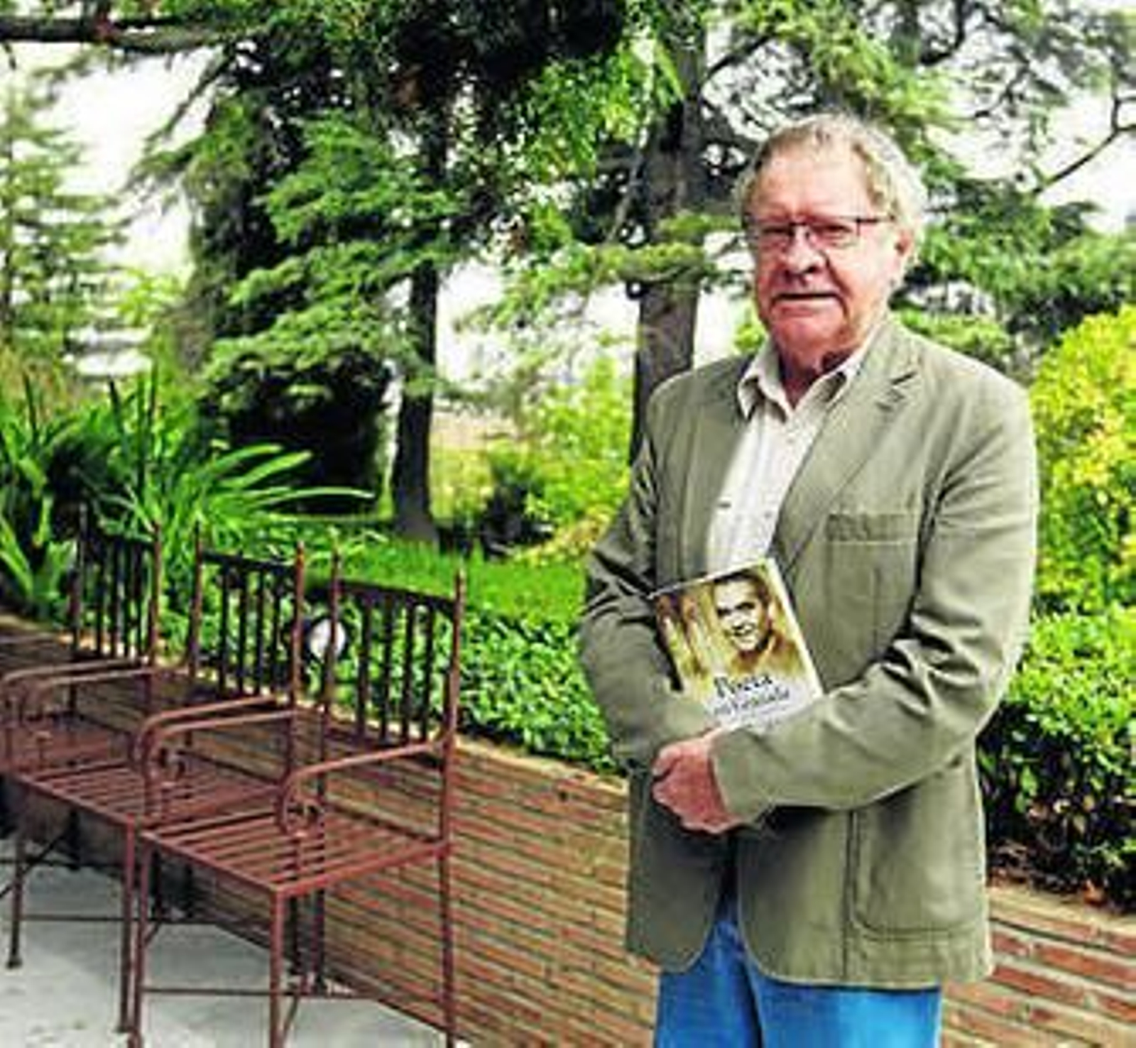 El irlandés Ian Gibson, con su nuevo libro, en el Parador de la Alhambra.