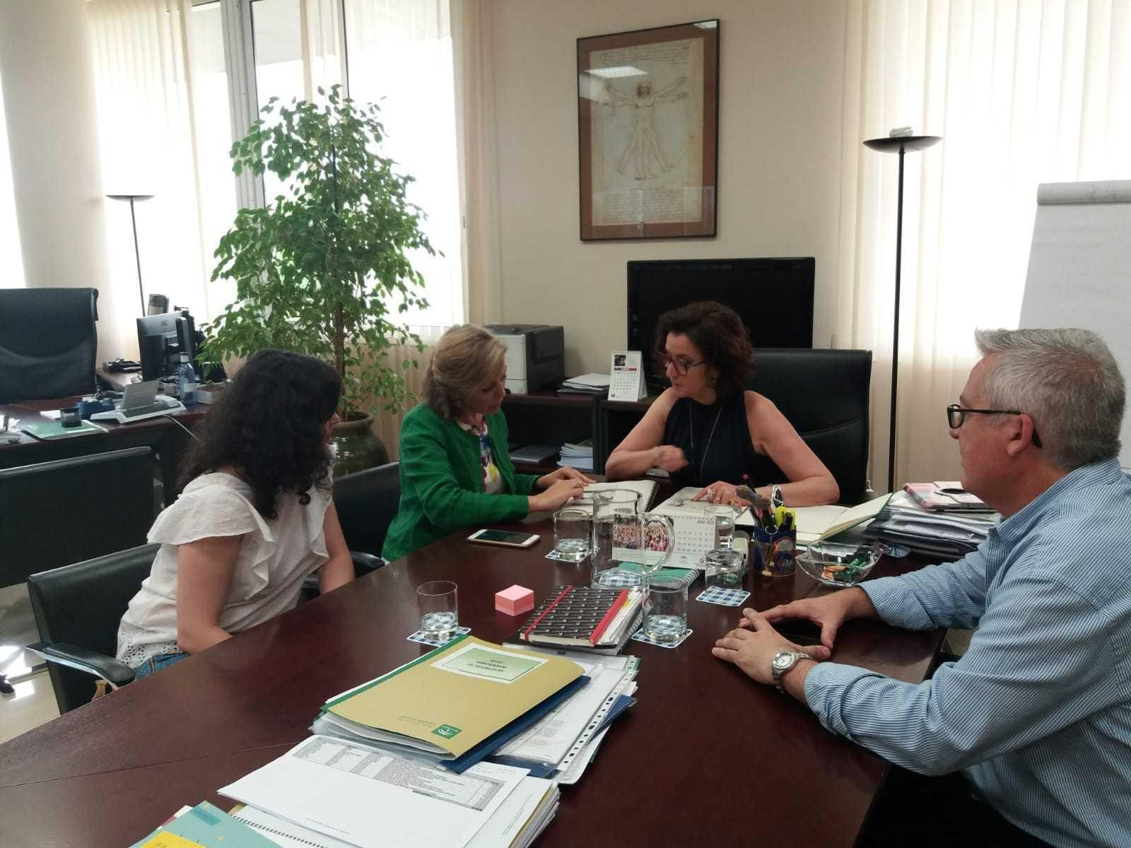 Reunión de la alcaldesa de la localidad montoreña y la viceconsejera de Salud de la Junta.