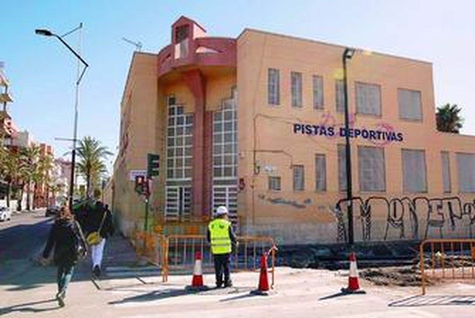 Entrada al Complejo de Piscinas de Las Almadrabillas