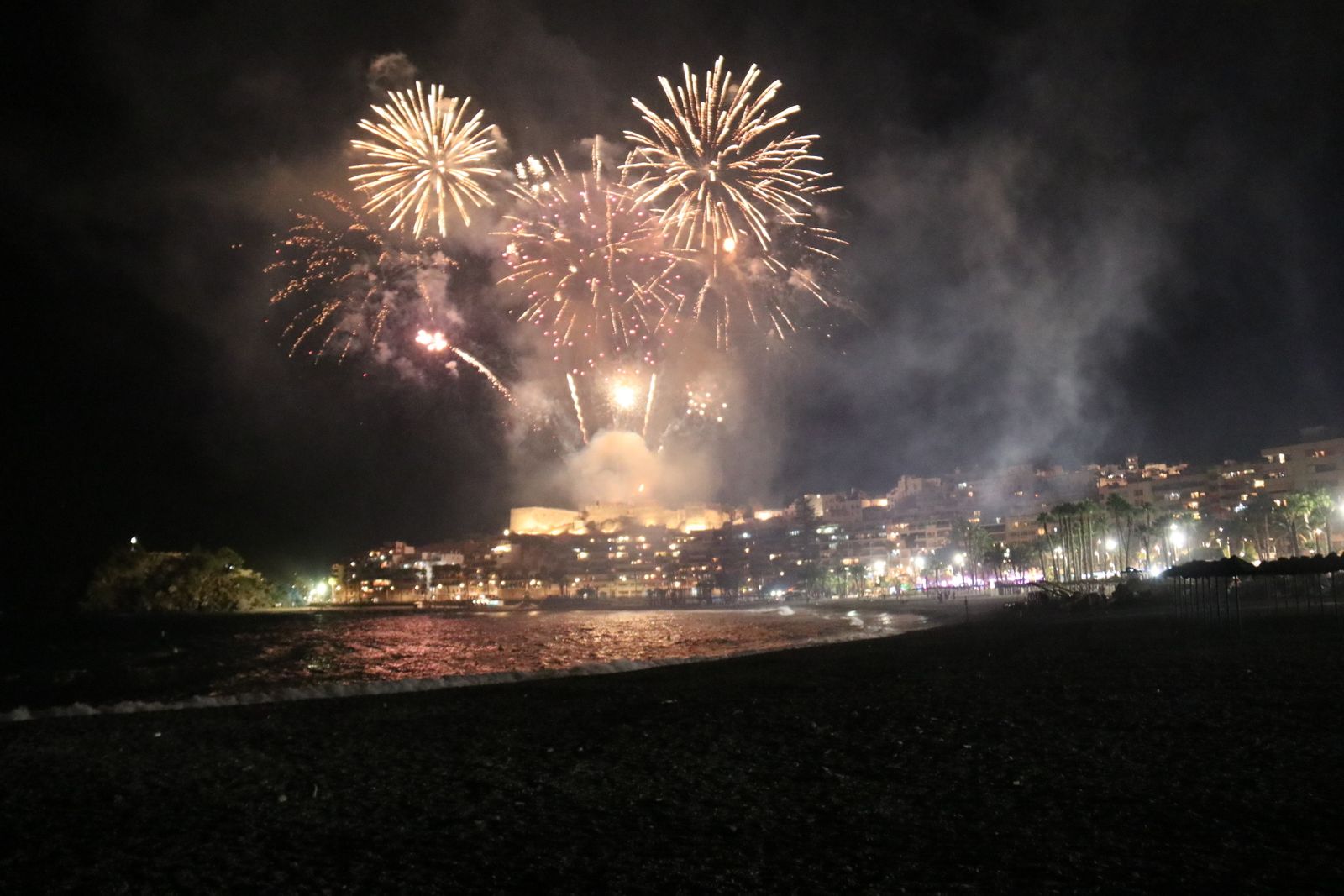 Los fuegos artificiales 'sorpresa' de Almuñécar, un homenaje a los afectados por la Covid-19 y a los sanitarios