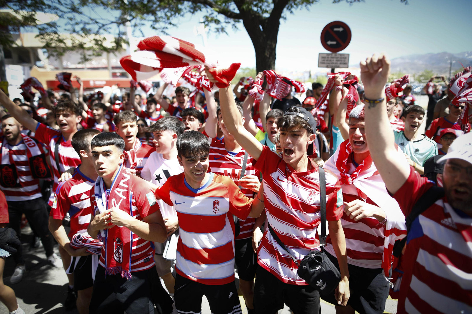 En imágenes: así ha recibido la afición del Granada a su equipo