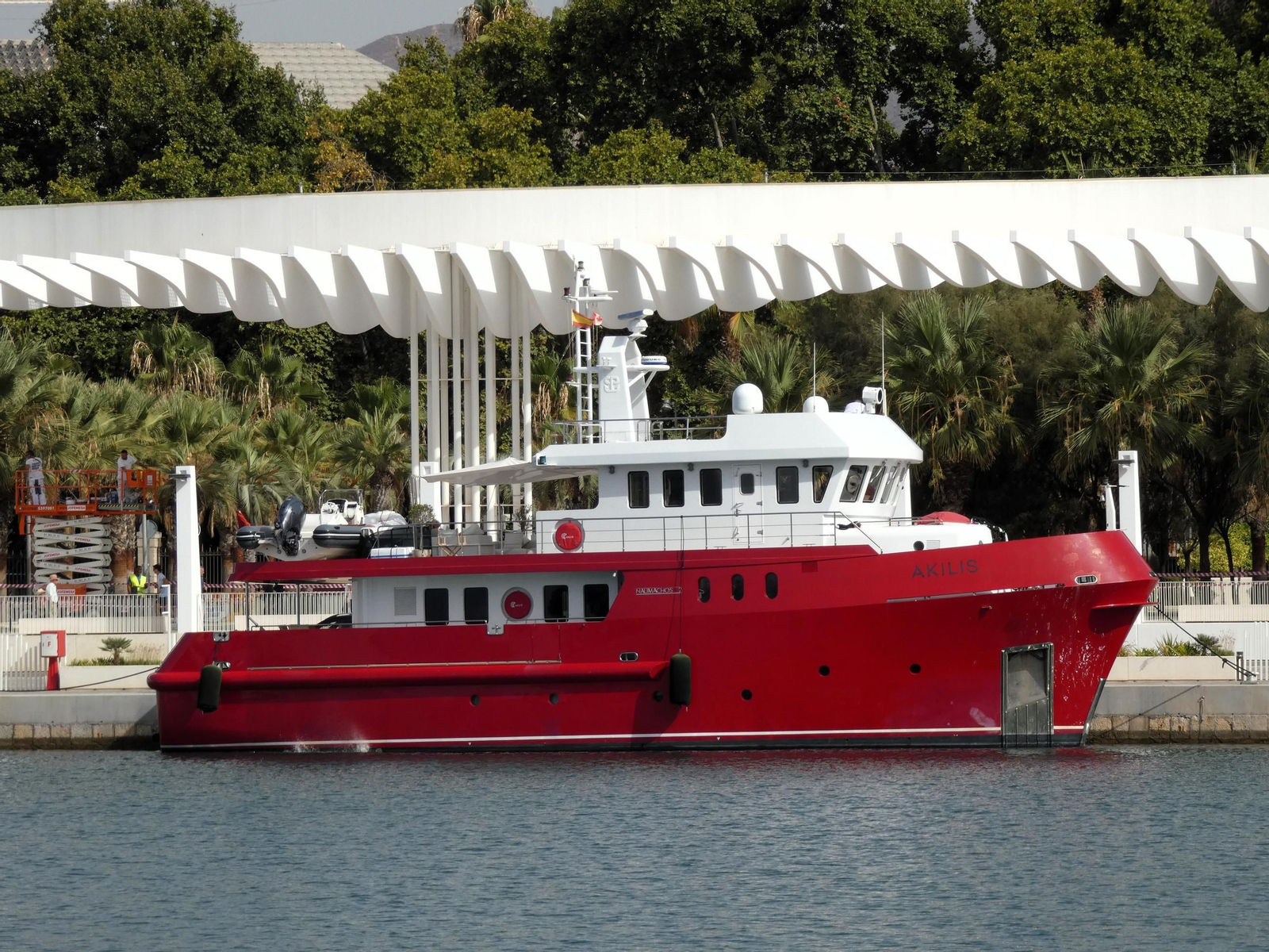 Yate 'Akilis' luciendo en Málaga su llamativo casco de color rojo.