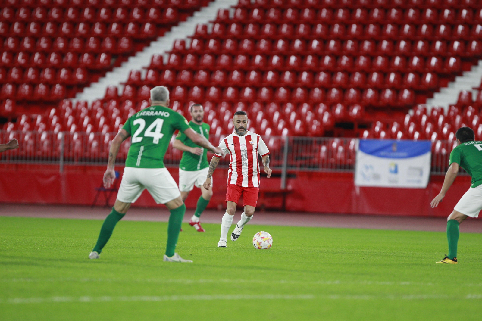 Imágenes del partido homenaje al 'eterno' capitán de la U.D. Almería, José Ortiz