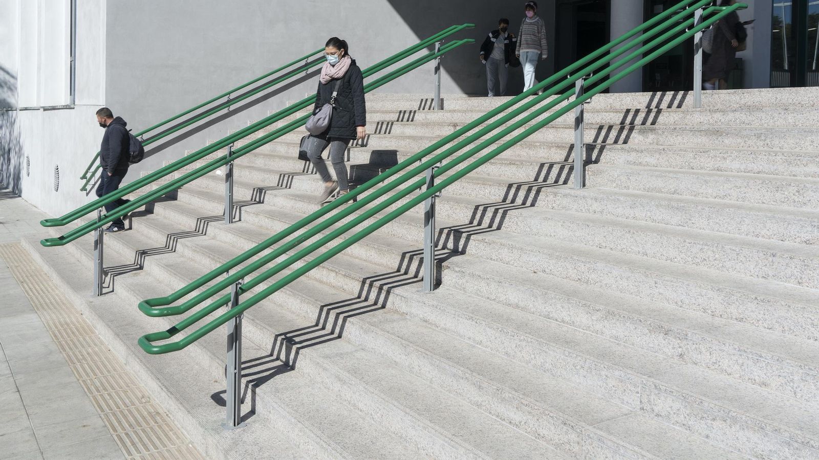 La escalera principal es más accesible al usuario, con pasamanos y escalones más cómodos.